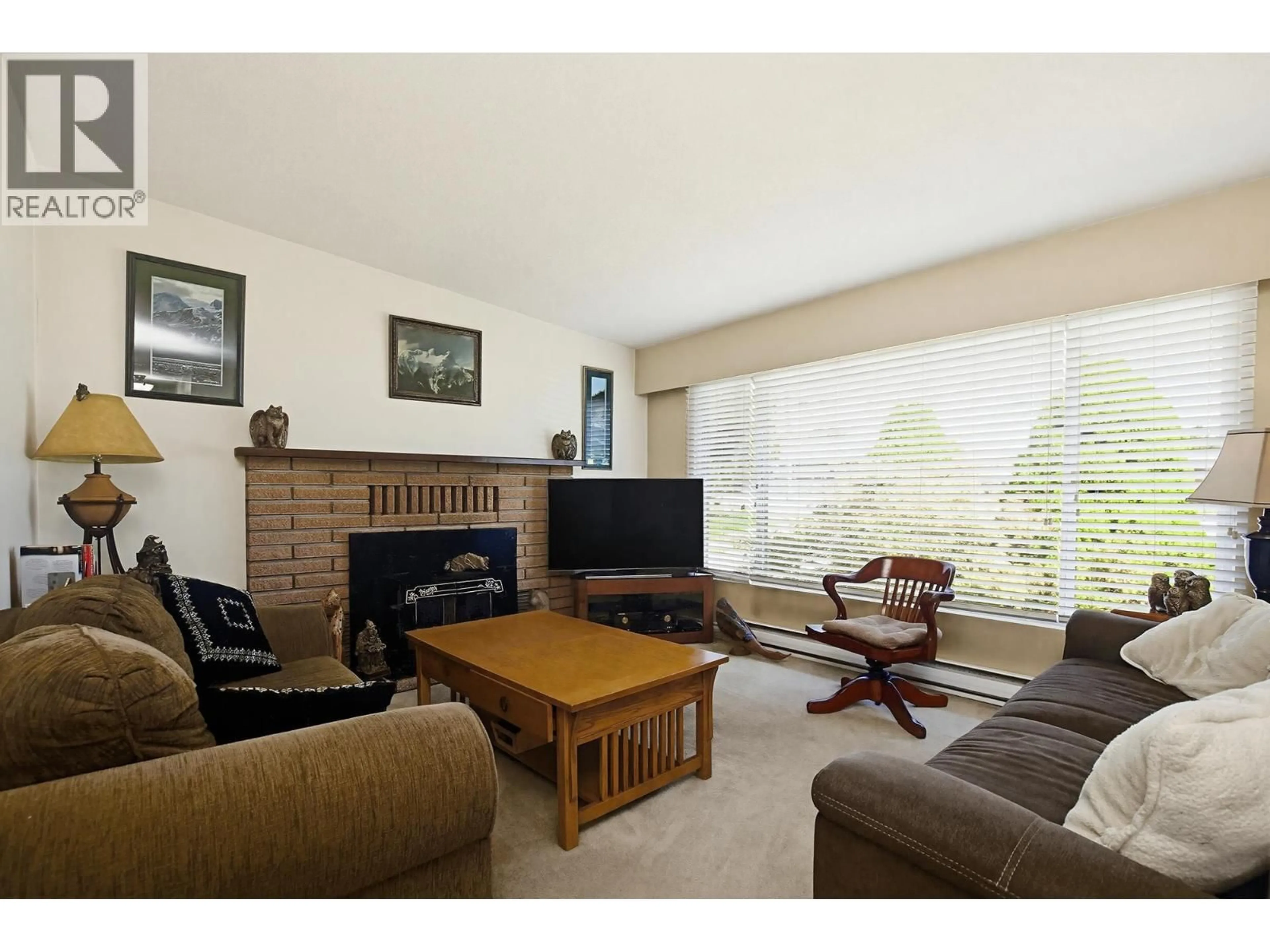 Living room with furniture, wood/laminate floor for 11895 230 STREET, Maple Ridge British Columbia V2X6R3