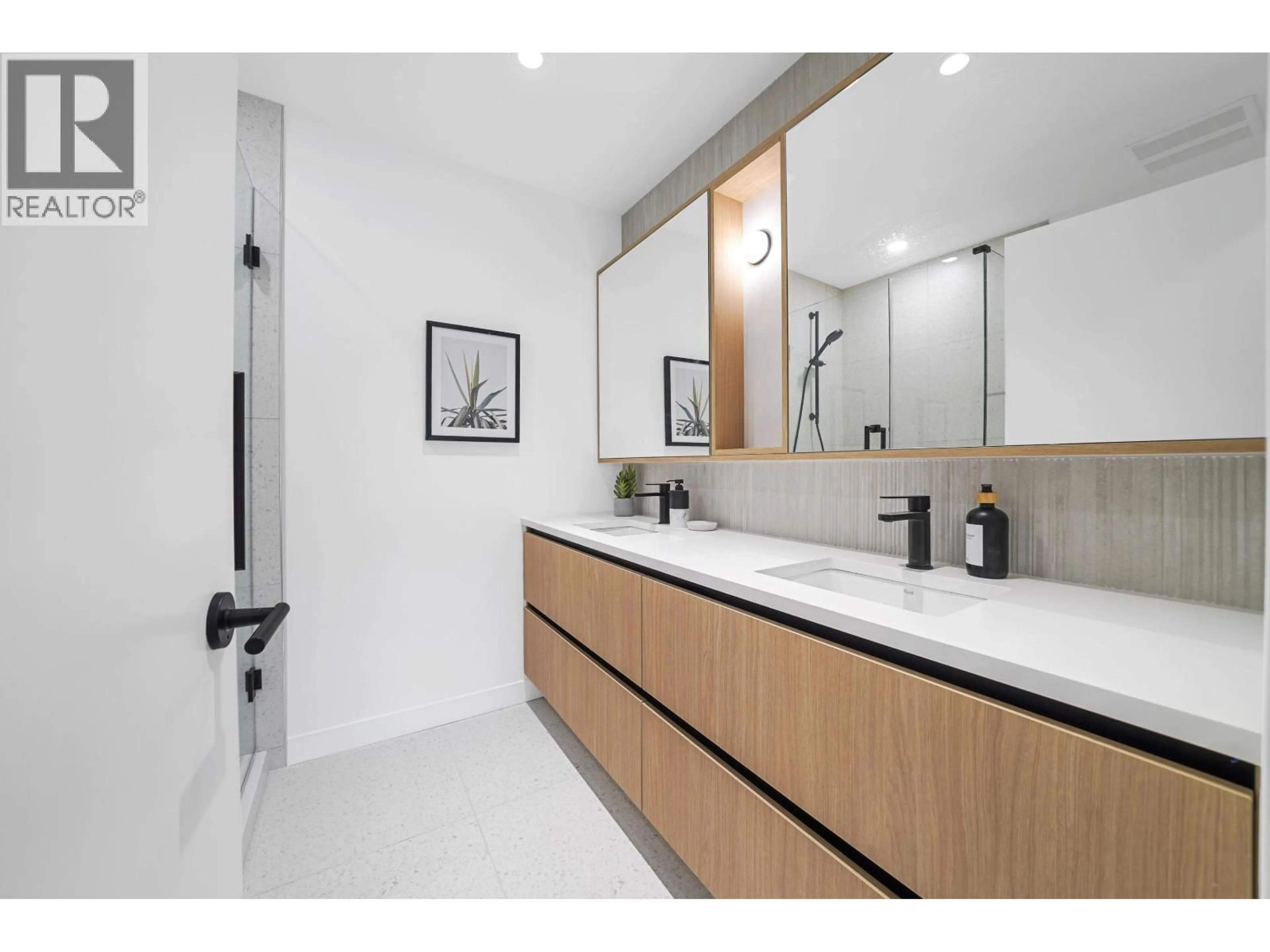 Standard bathroom, ceramic/tile floor for 26 - 388 DUNCAN STREET, New Westminster British Columbia V3M0P9