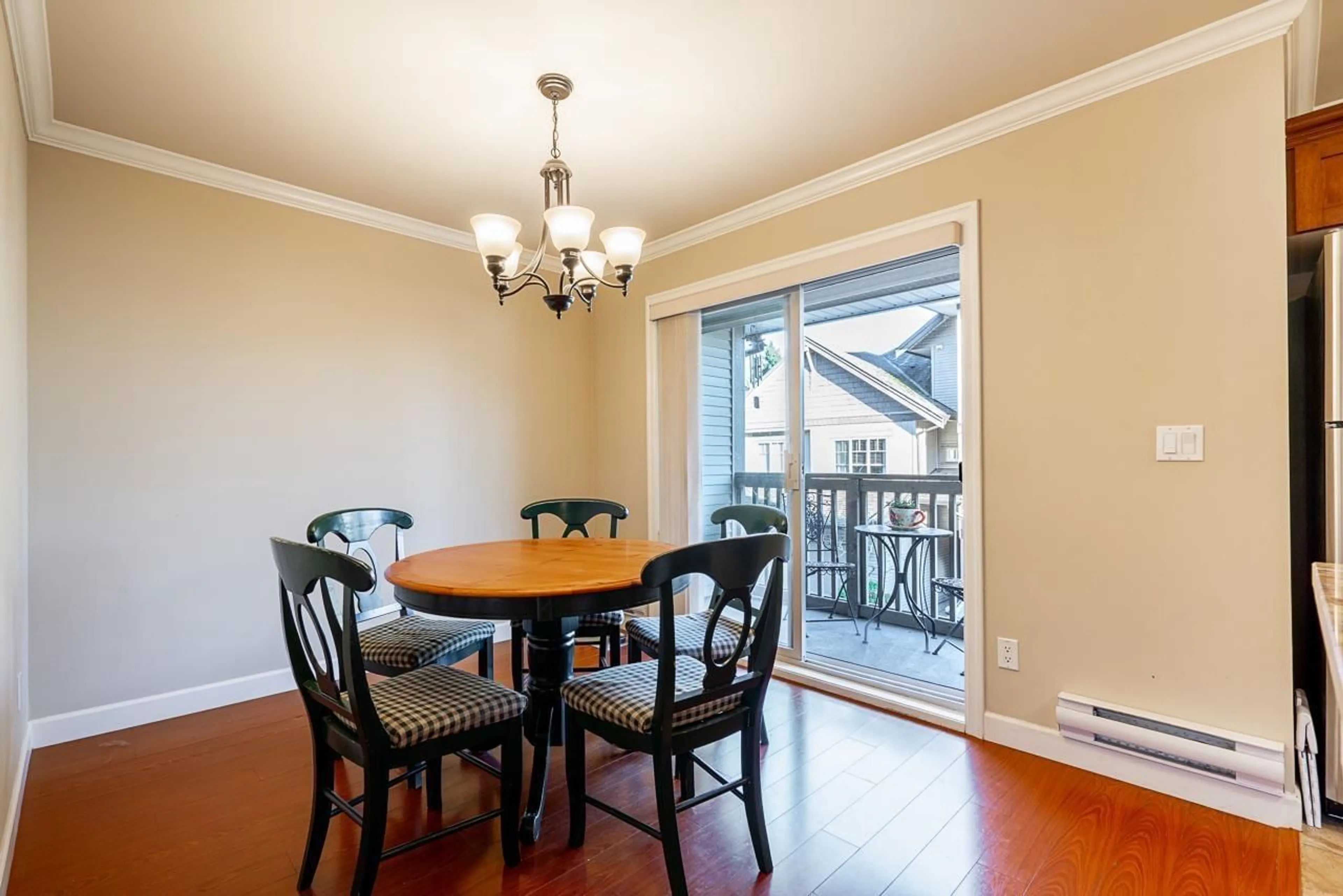 Dining room, wood/laminate floor for 25 - 6238 192 STREET, Surrey British Columbia V3S0S2