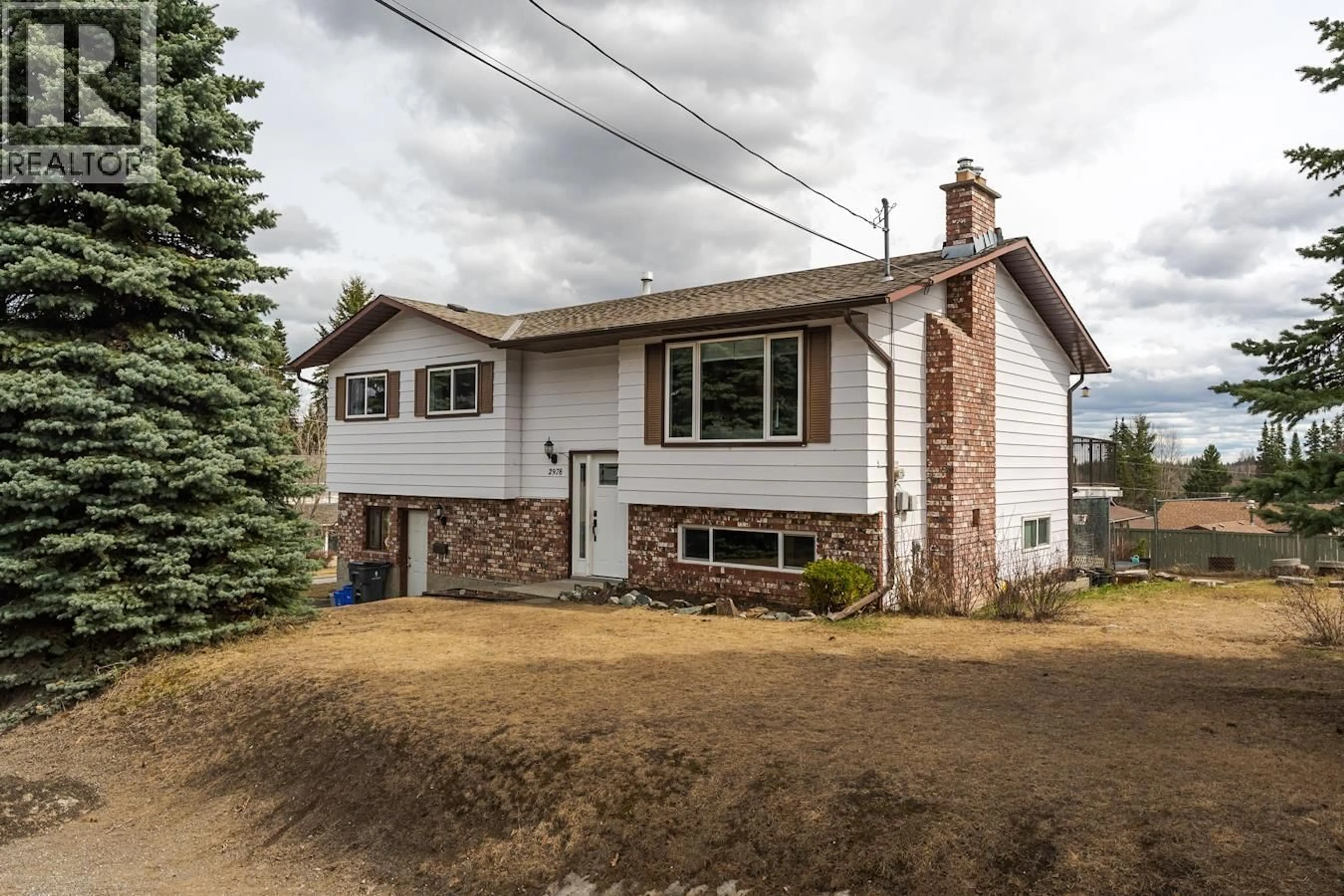 A pic from outside/outdoor area/front of a property/back of a property/a pic from drone, street for 2978 OAKRIDGE CRESCENT, Prince George British Columbia V2K3X6