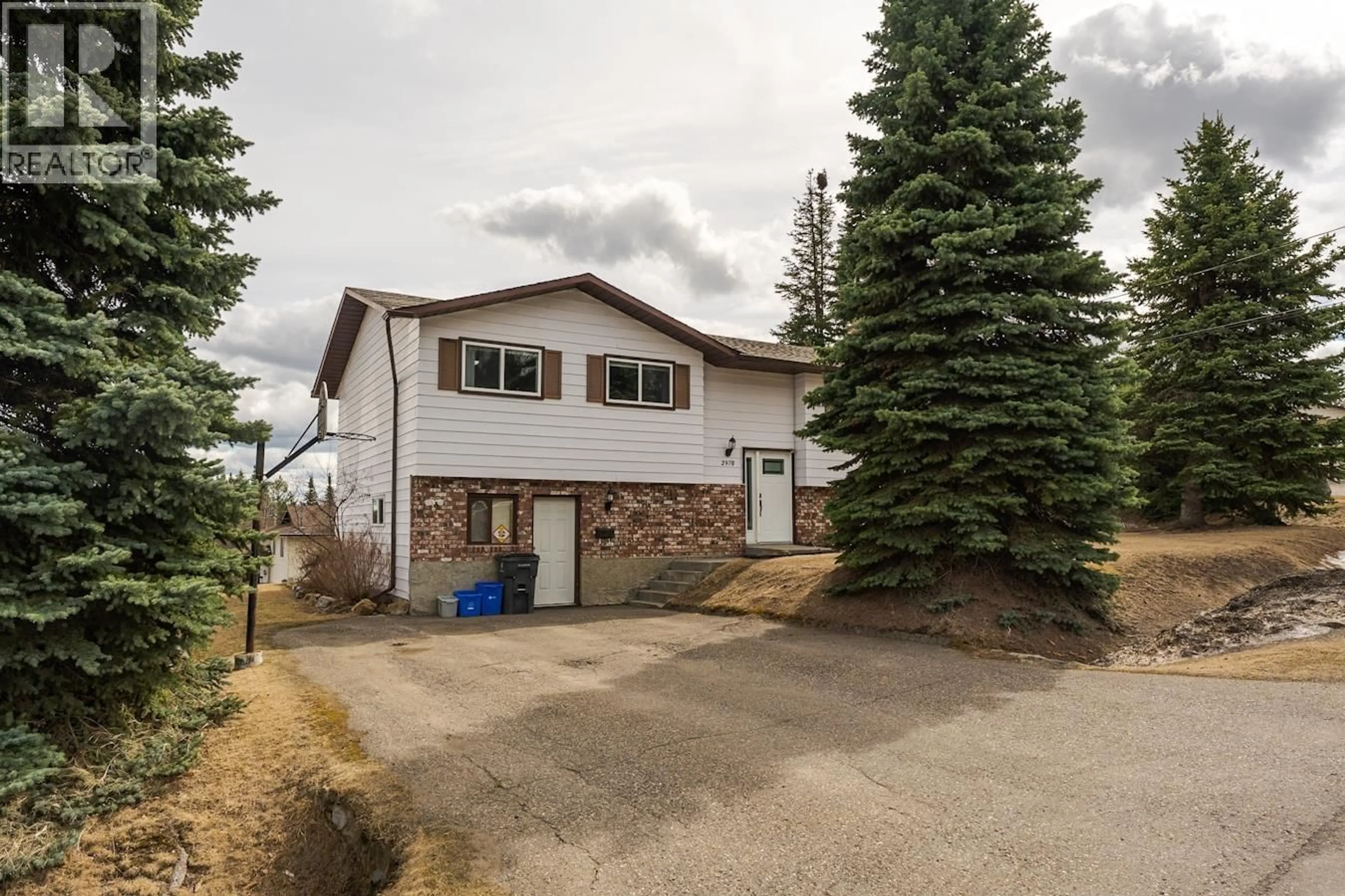 A pic from outside/outdoor area/front of a property/back of a property/a pic from drone, street for 2978 OAKRIDGE CRESCENT, Prince George British Columbia V2K3X6