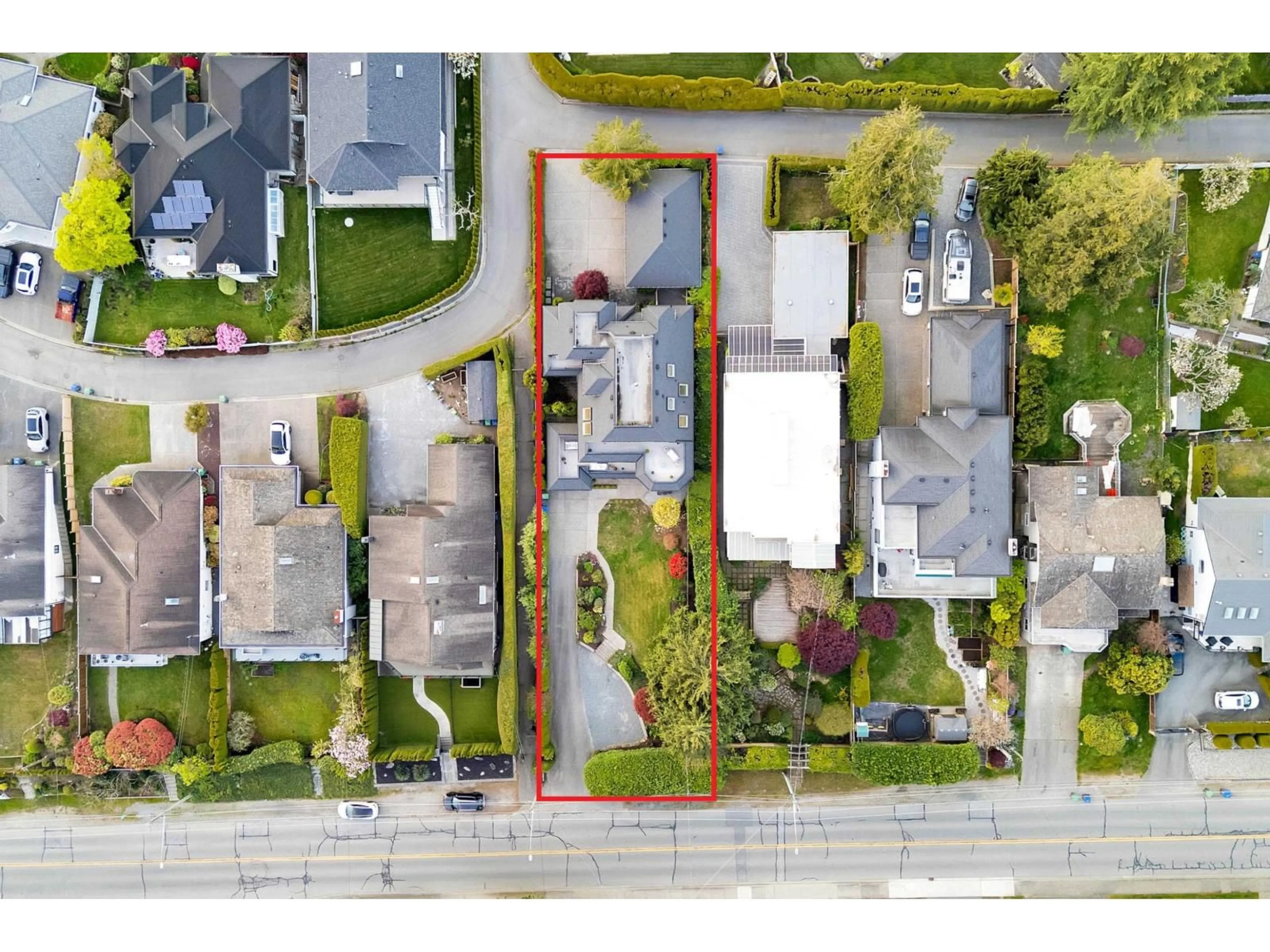 A pic from outside/outdoor area/front of a property/back of a property/a pic from drone, street for 13407 MARINE DRIVE, Surrey British Columbia V4A1G1