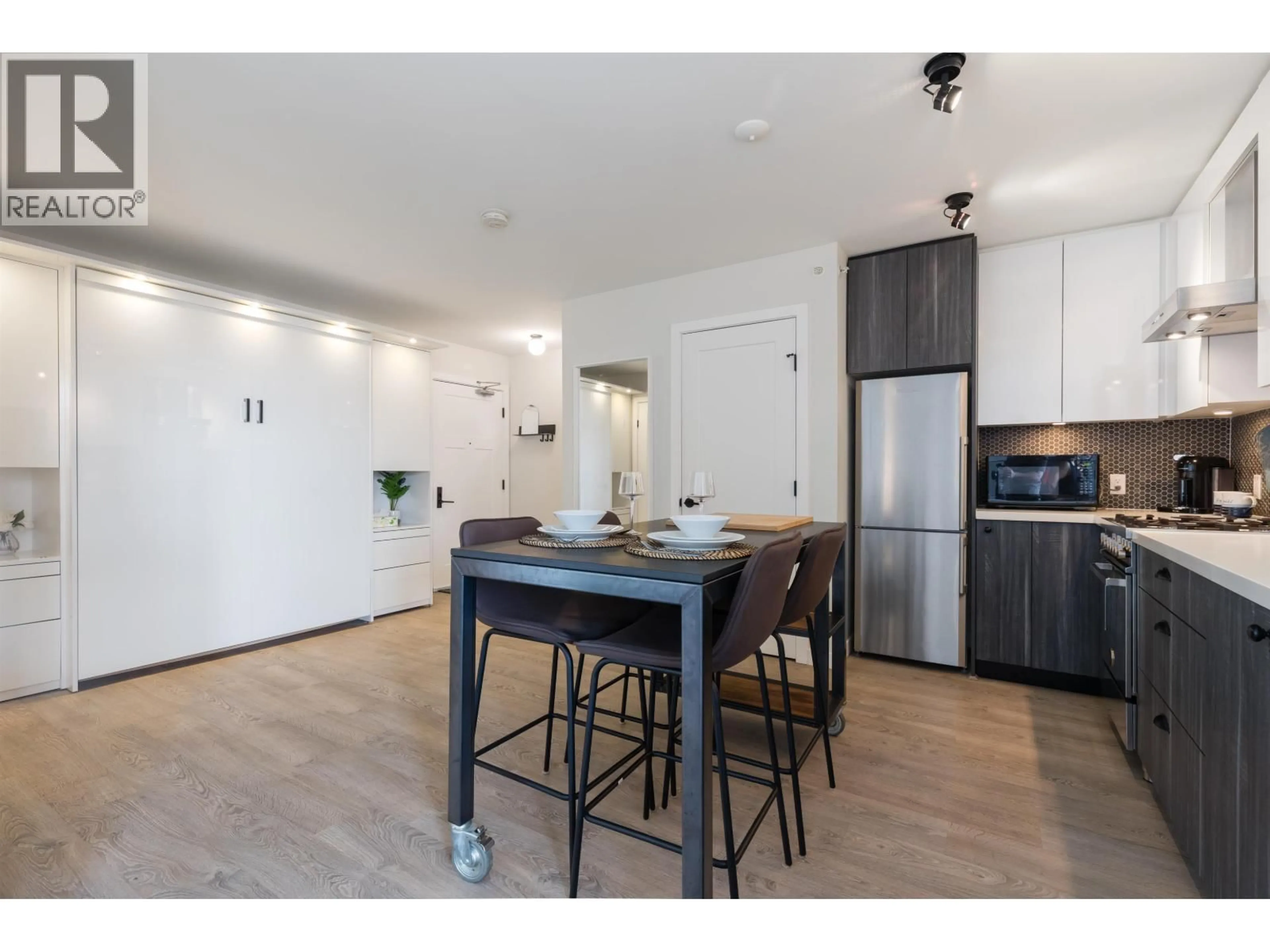 Open concept kitchen, wood/laminate floor for 521 - 311 6 AVENUE, Vancouver British Columbia V5T1J9