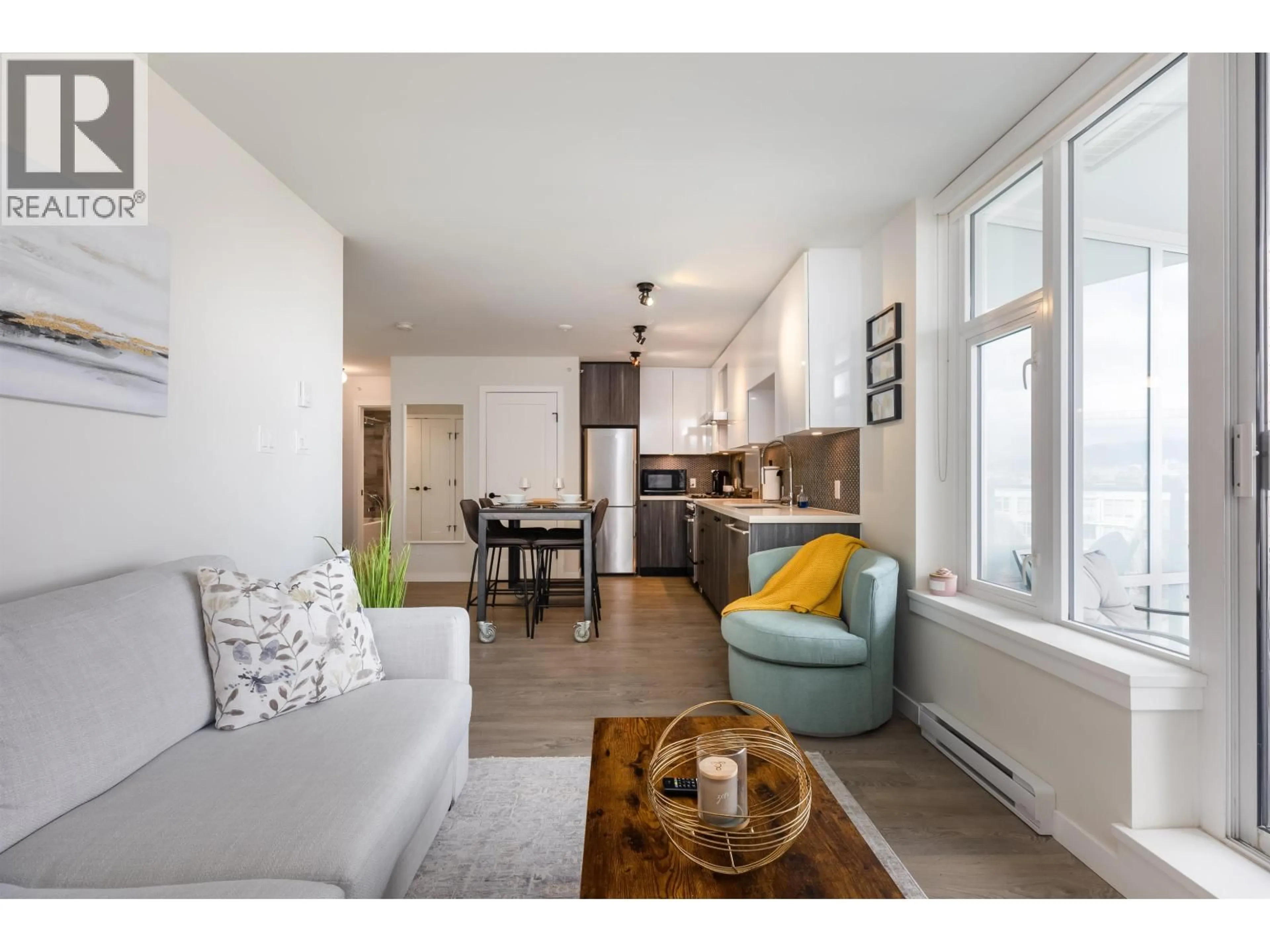 Open concept kitchen, wood/laminate floor for 521 - 311 6 AVENUE, Vancouver British Columbia V5T1J9