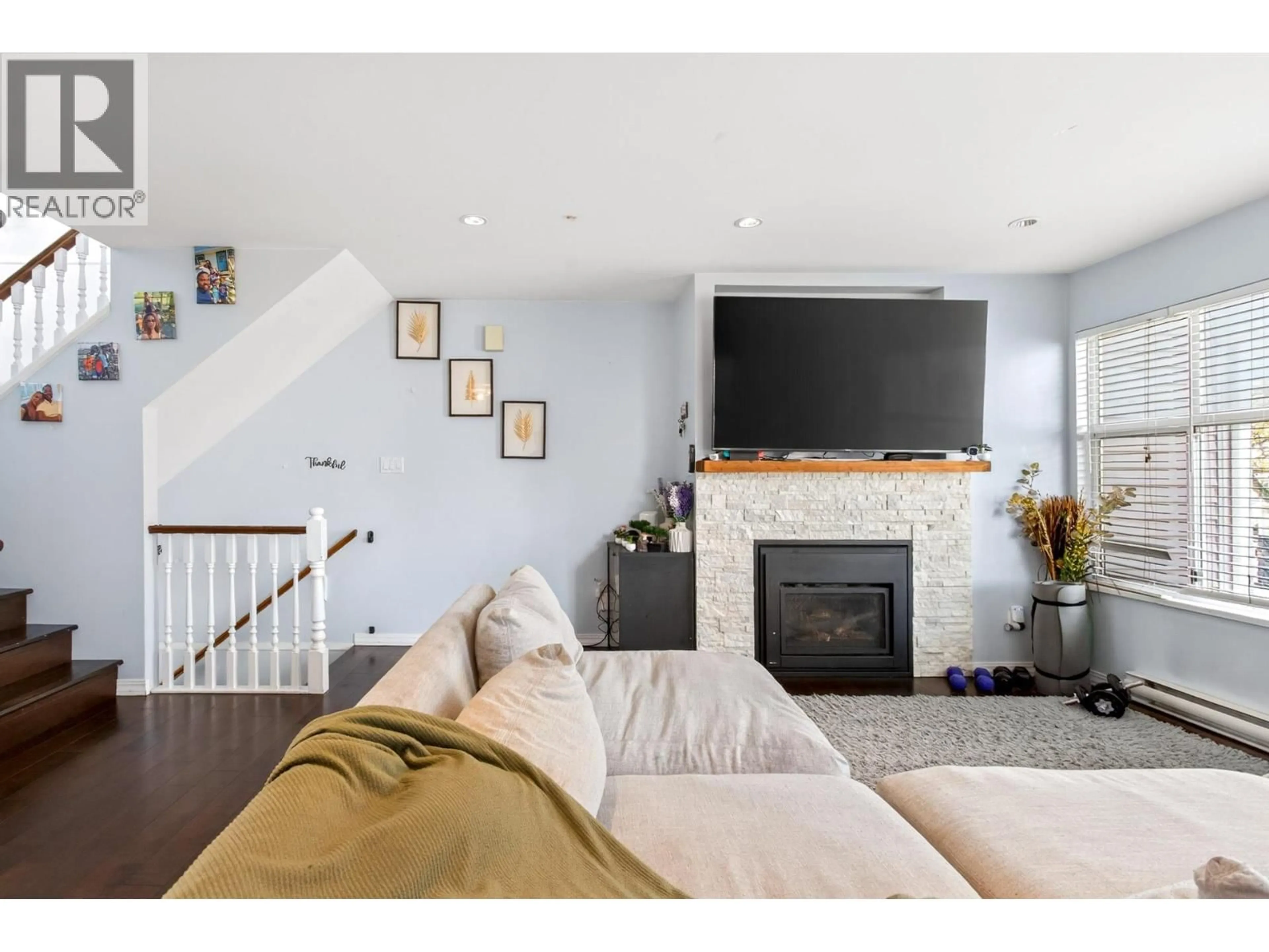 Living room with furniture, unknown for 34 - 2450 HAWTHORNE AVENUE, Port Coquitlam British Columbia V3C6B3