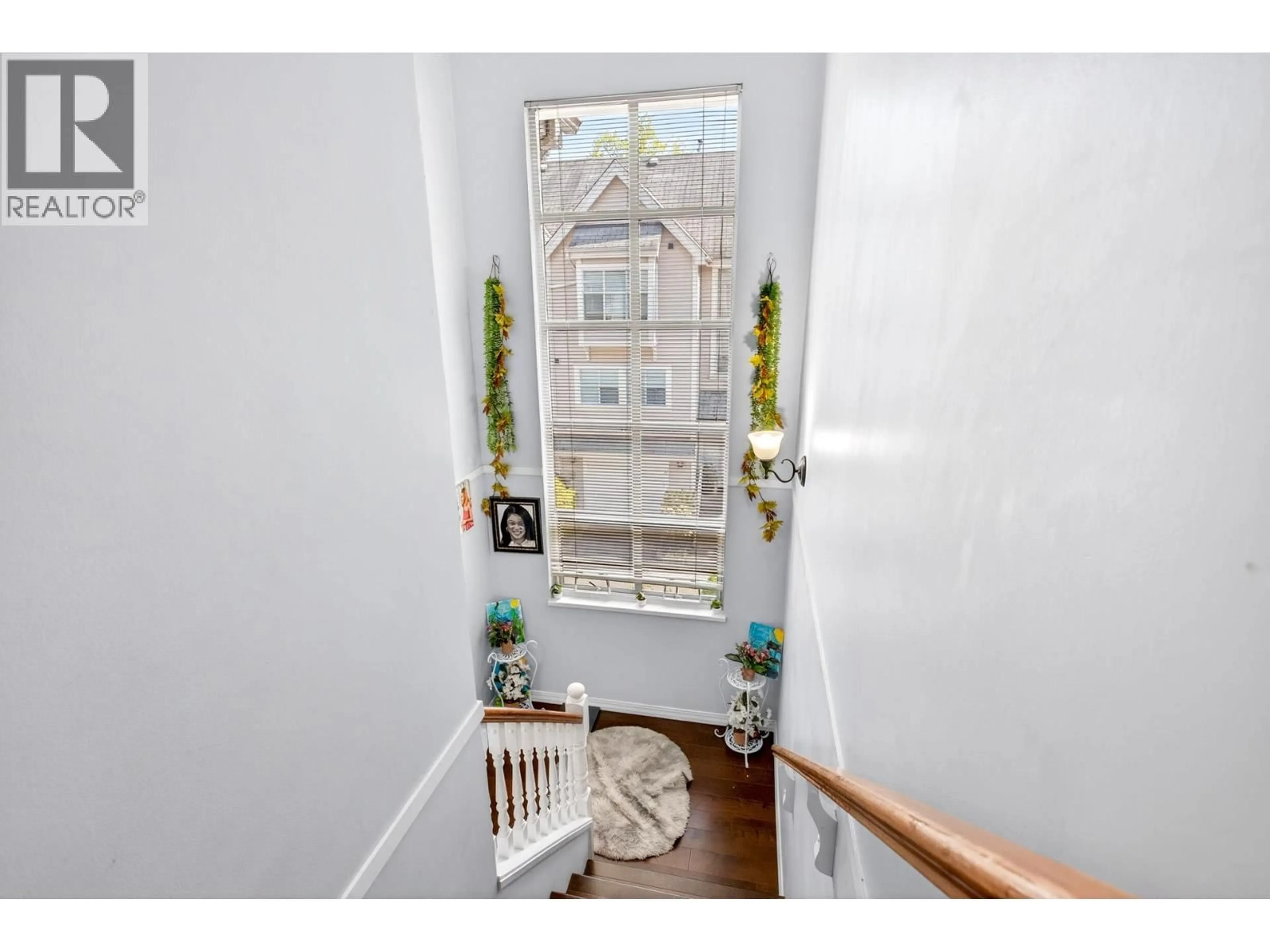 Indoor entryway for 34 - 2450 HAWTHORNE AVENUE, Port Coquitlam British Columbia V3C6B3