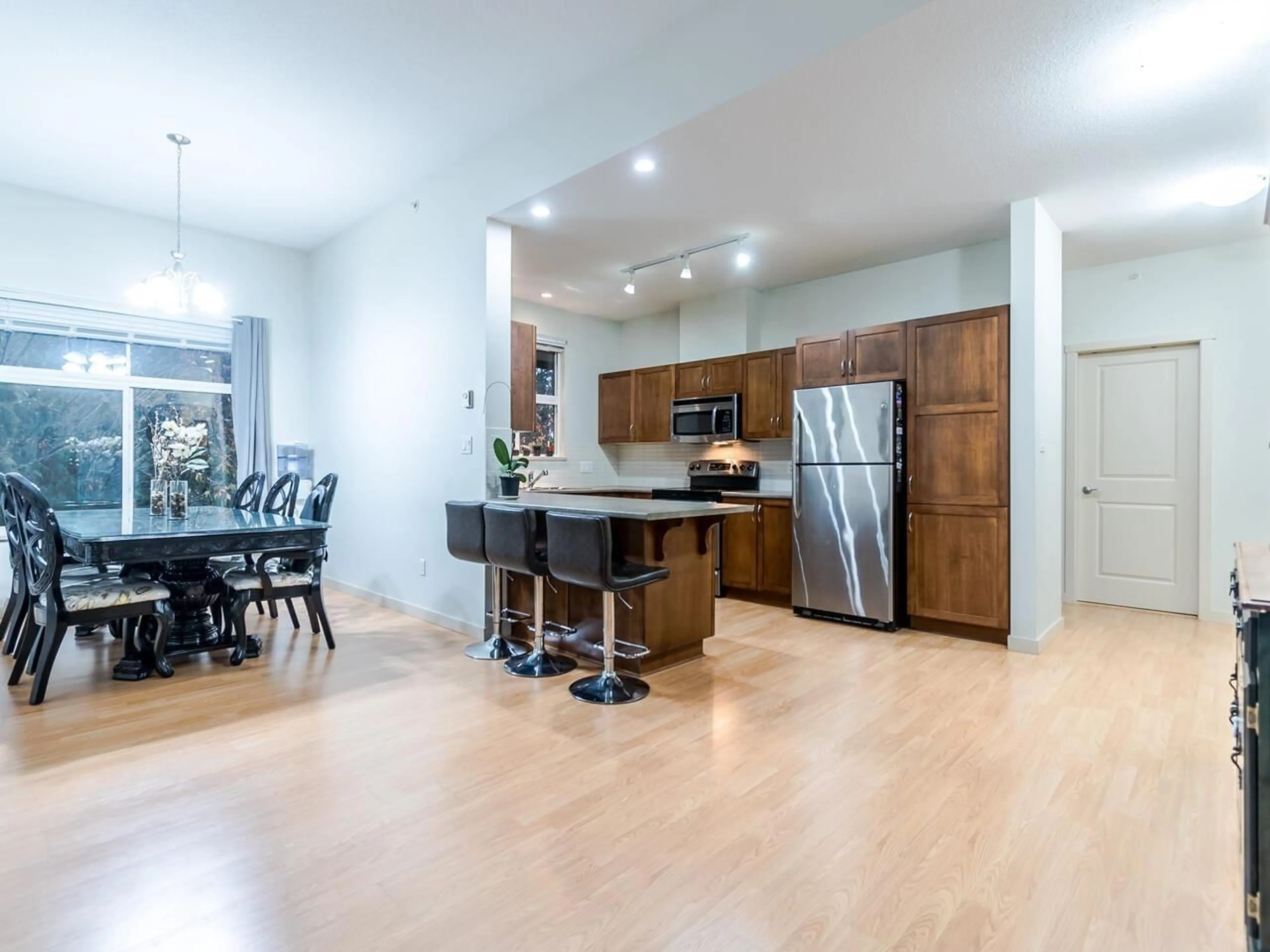 Open concept kitchen, wood/laminate floor for 407 - 33338 BOURQUIN CRESCENT EAST, Abbotsford British Columbia V2S1Y1