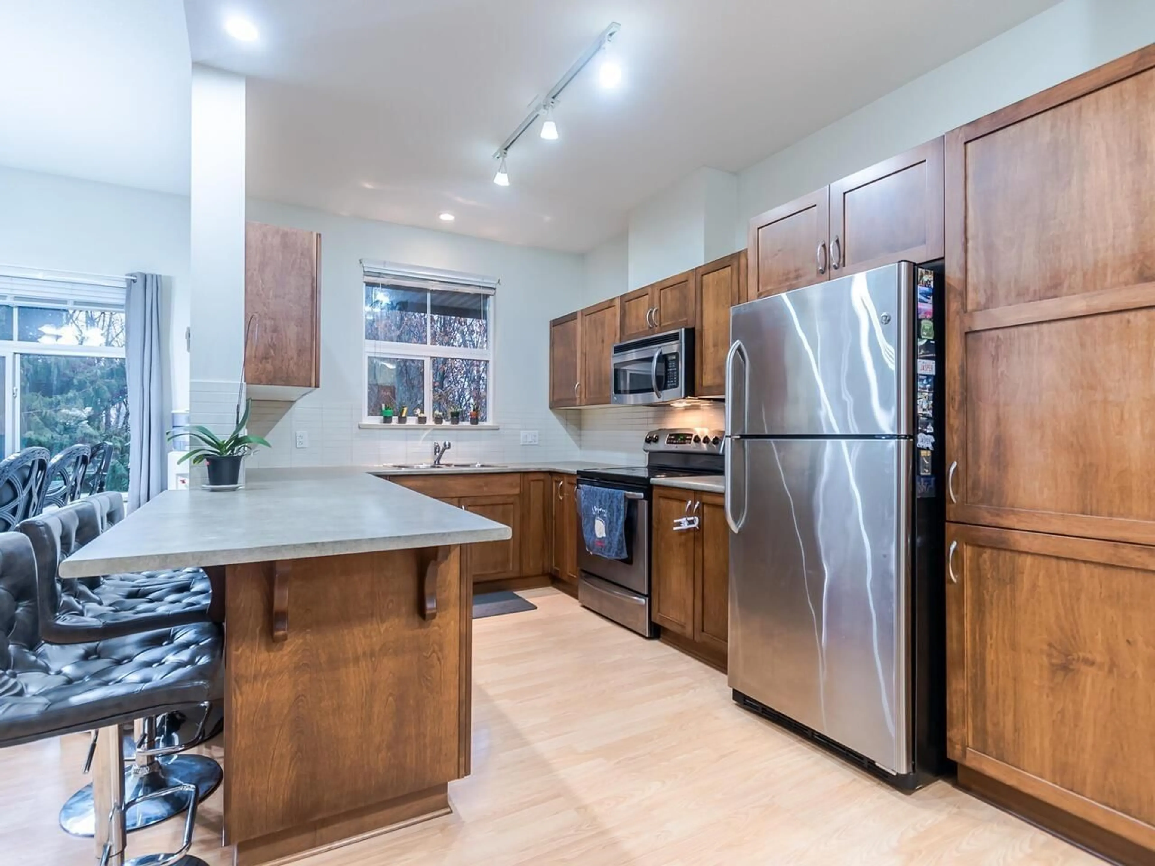 Open concept kitchen, unknown for 407 - 33338 BOURQUIN CRESCENT EAST, Abbotsford British Columbia V2S1Y1