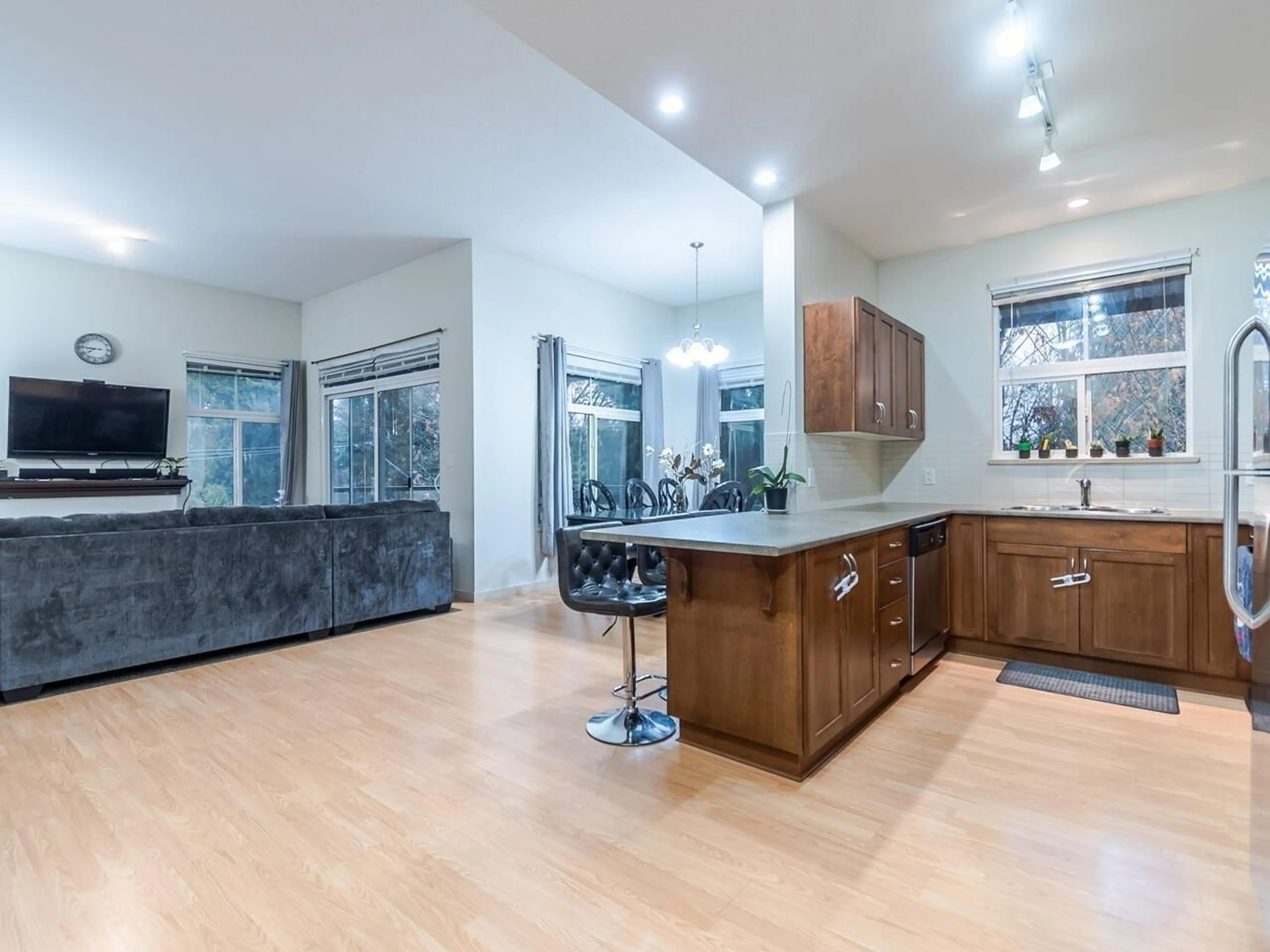 Open concept kitchen, unknown for 407 - 33338 BOURQUIN CRESCENT EAST, Abbotsford British Columbia V2S1Y1