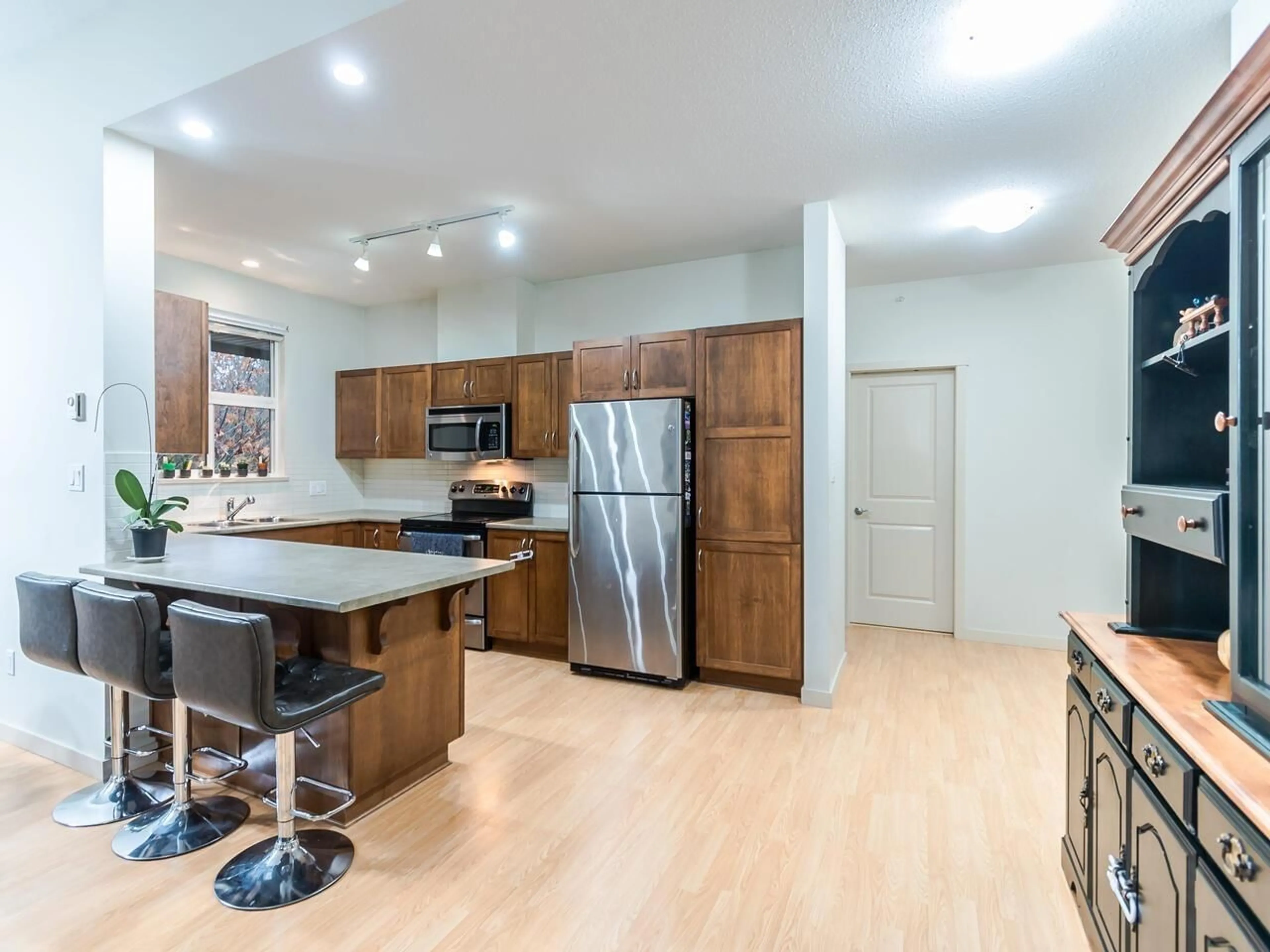 Open concept kitchen, wood/laminate floor for 407 - 33338 BOURQUIN CRESCENT EAST, Abbotsford British Columbia V2S1Y1