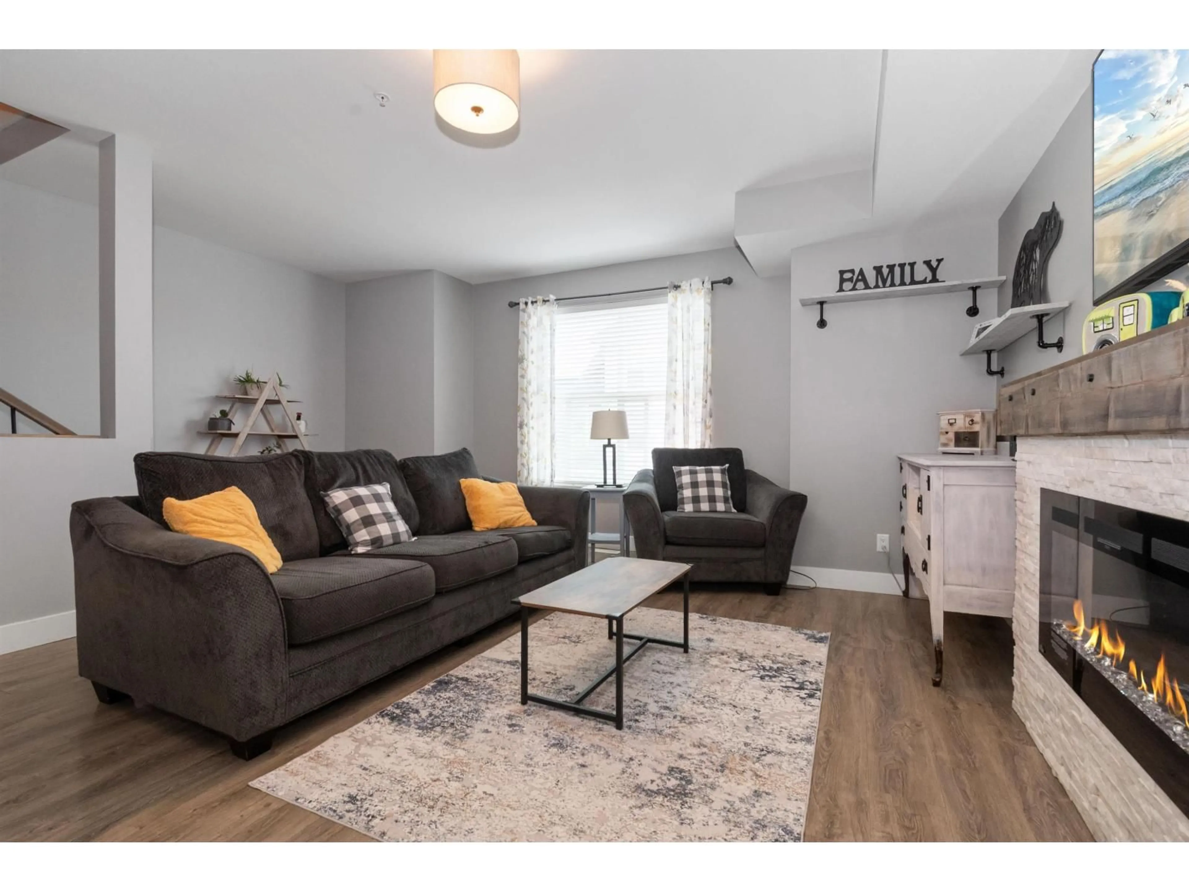 Living room with furniture, wood/laminate floor for 2 - 45395 SPADINA AVENUE, Chilliwack British Columbia V2P0H3