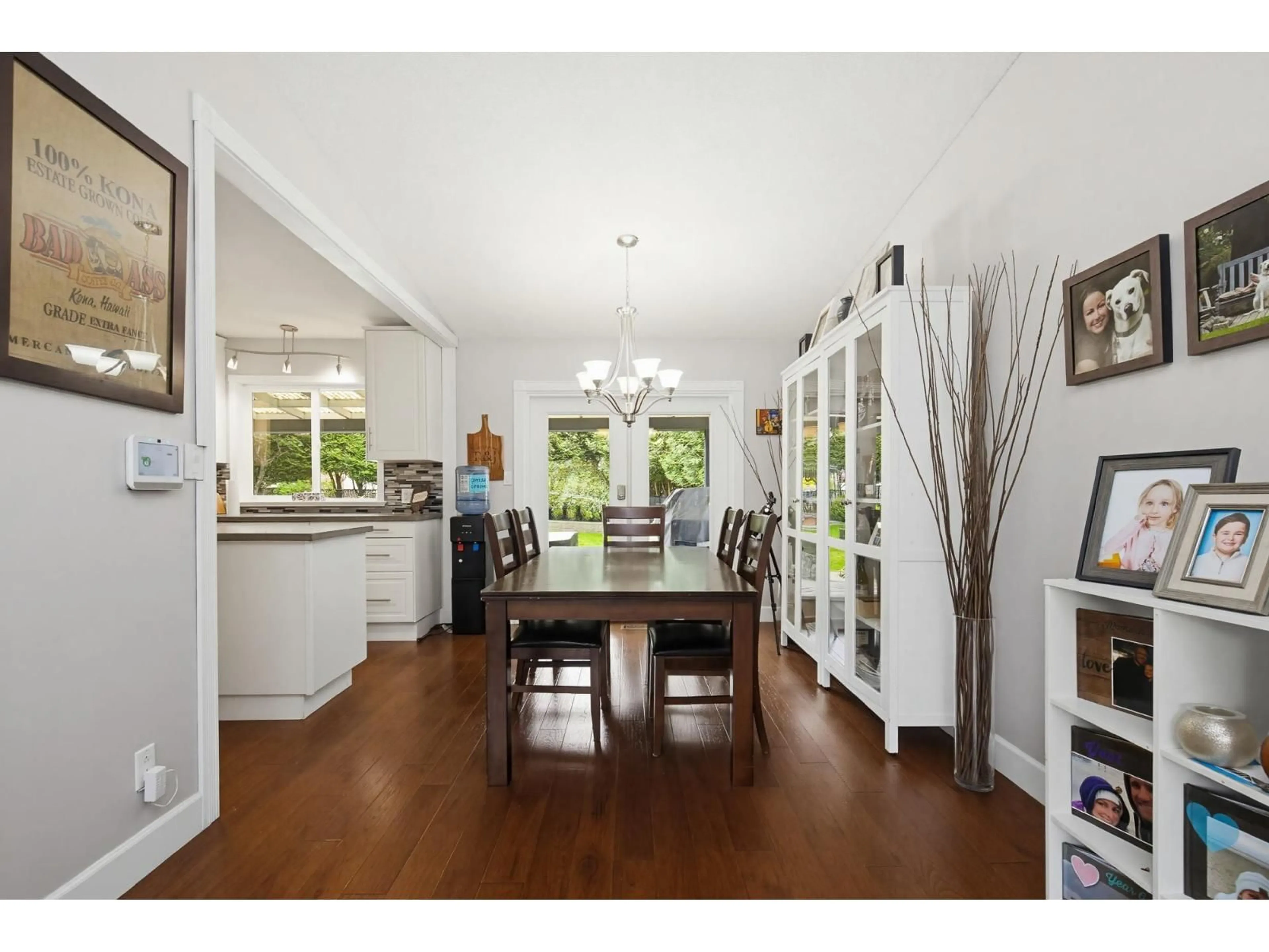 Open concept kitchen, wood/laminate floor for 2662 SHEFFIELD WAY, Abbotsford British Columbia V2S4B8