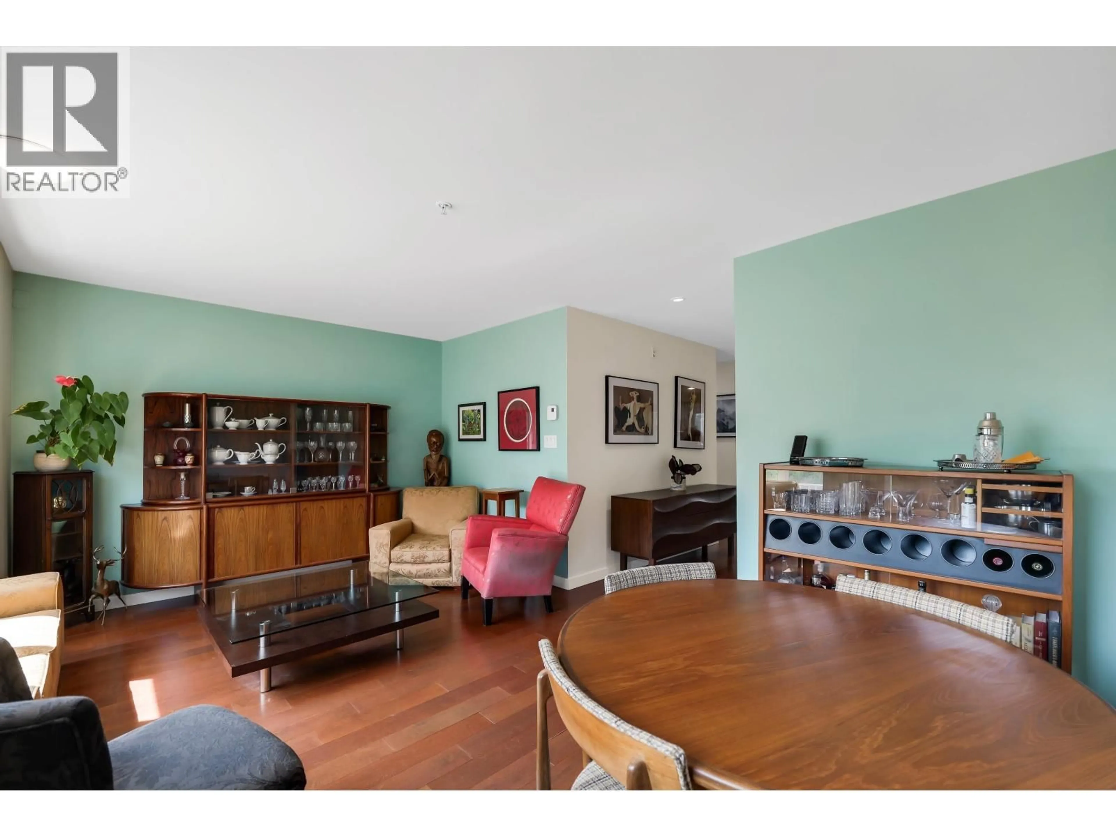 Living room with furniture, wood/laminate floor for 6 - 1204 MAIN STREET, Squamish British Columbia V8B0S3