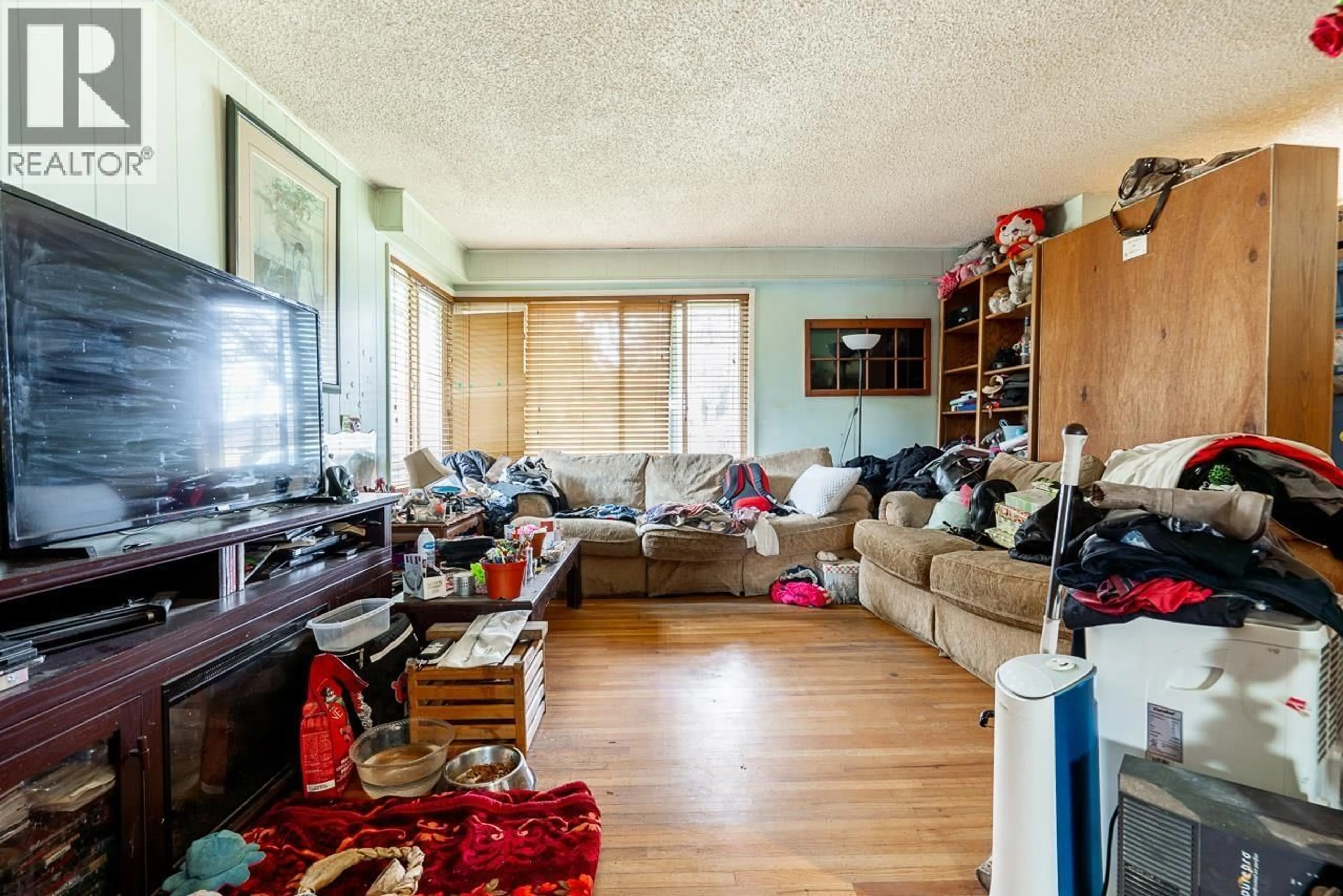 Living room with furniture, unknown for 1939 WESTMINSTER AVENUE, Port Coquitlam British Columbia V3B1E7
