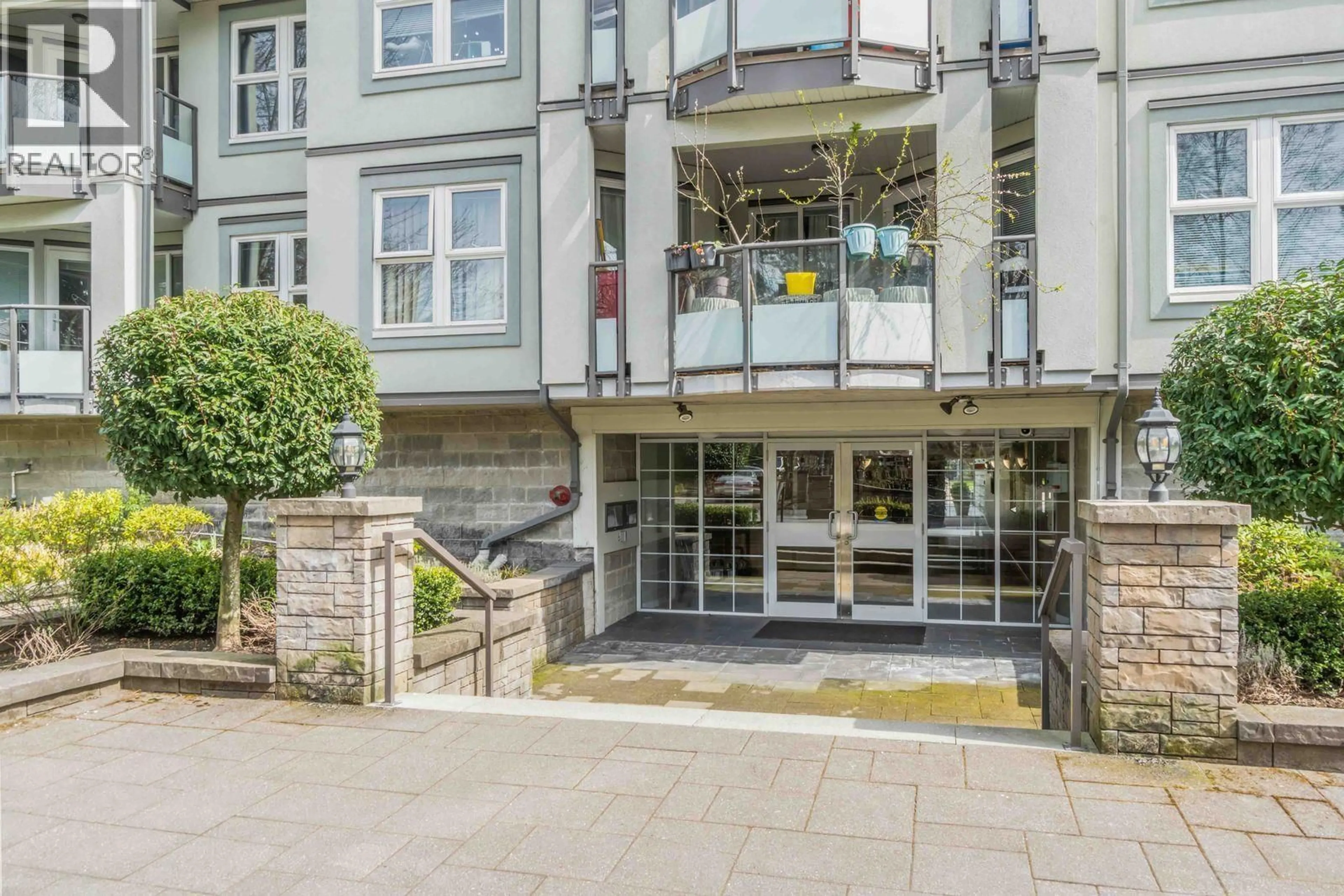 Indoor foyer for 301 - 99 BEGIN STREET, Coquitlam British Columbia V3K6R5