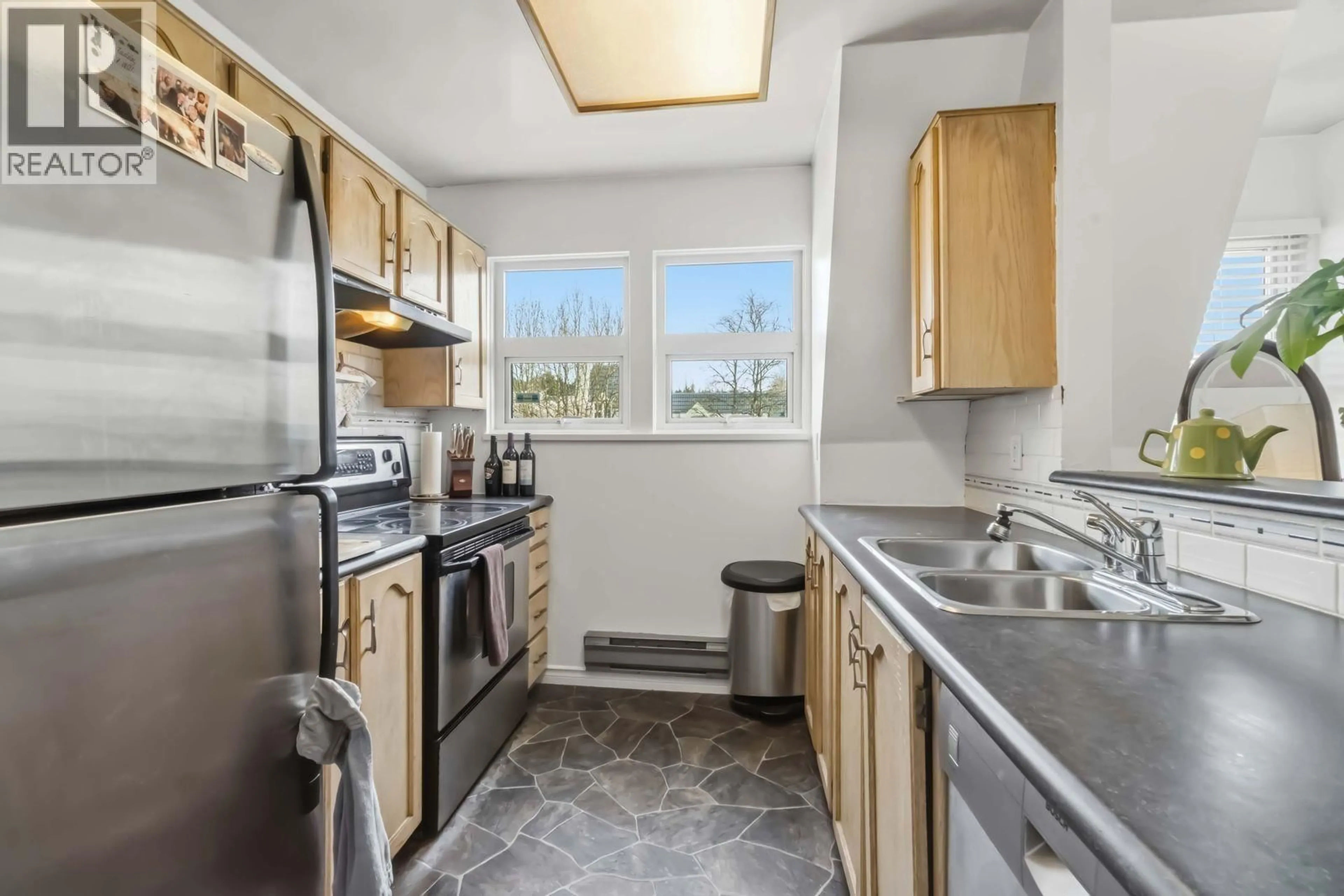 Standard kitchen, unknown for 301 - 99 BEGIN STREET, Coquitlam British Columbia V3K6R5