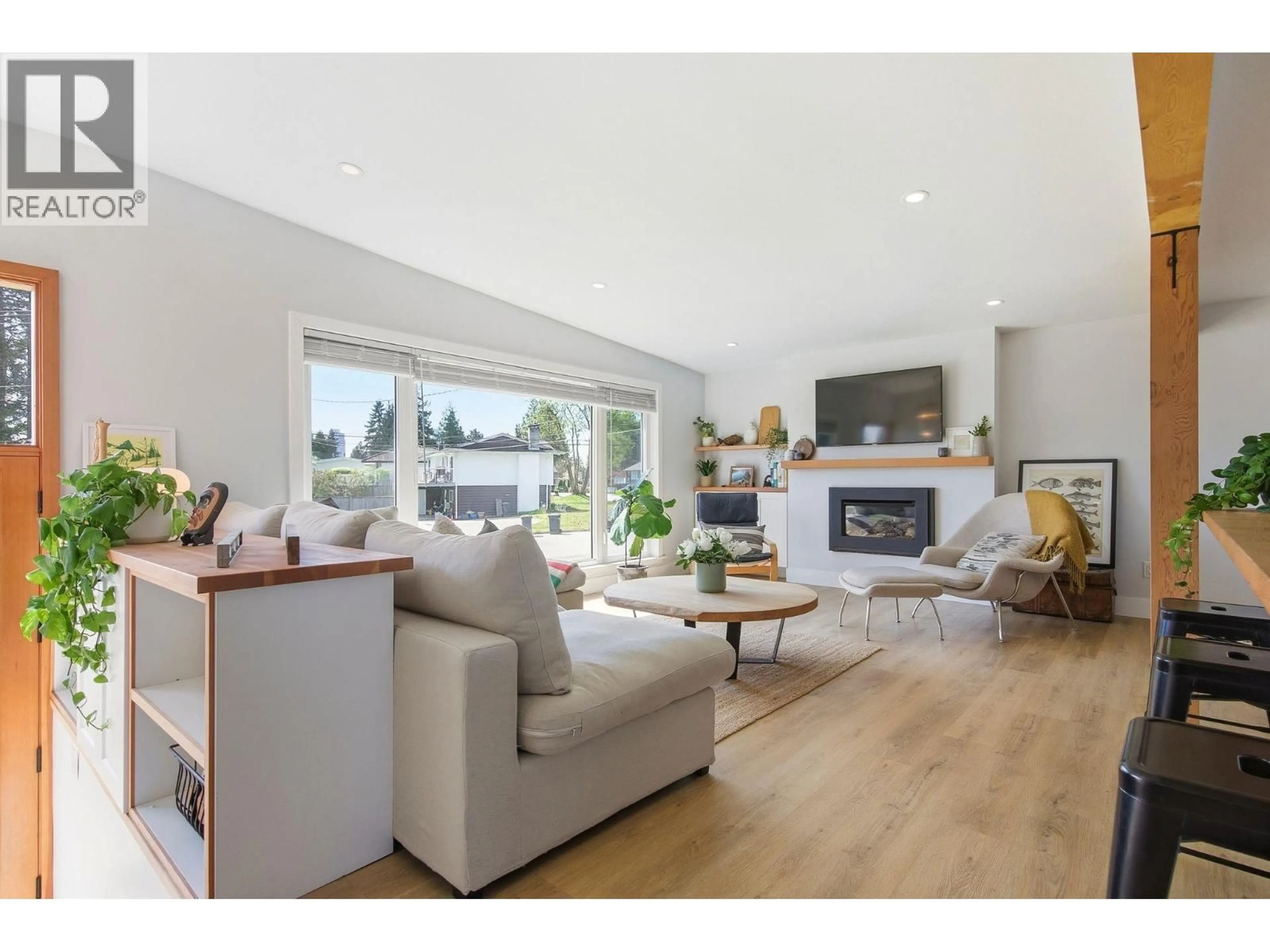 Living room with furniture, wood/laminate floor for 308 MOUNT ROYAL DRIVE, Port Moody British Columbia V3H1R1