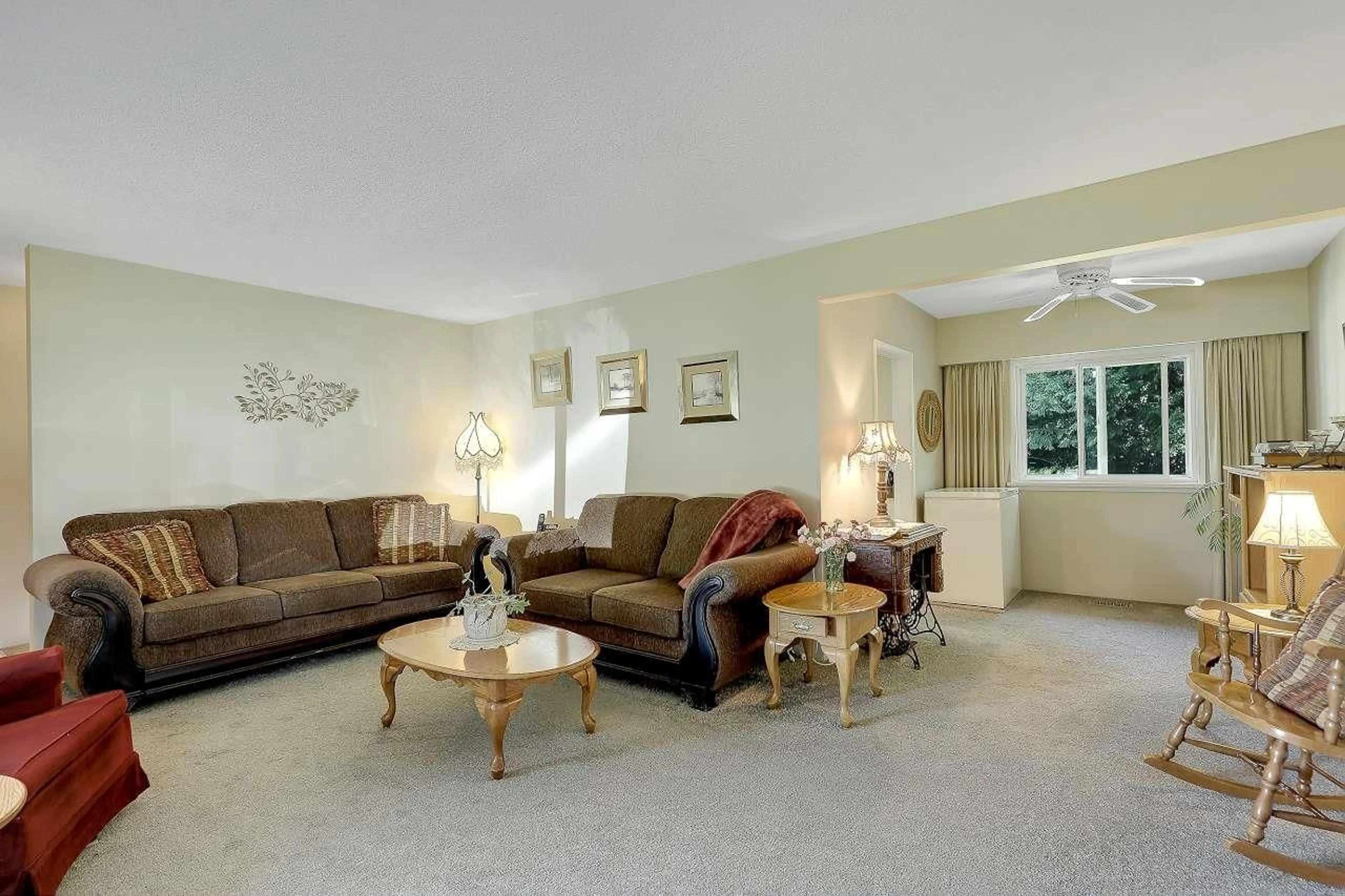 Living room with furniture, carpet floor for 10236 125 STREET, Surrey British Columbia V3V4Y4