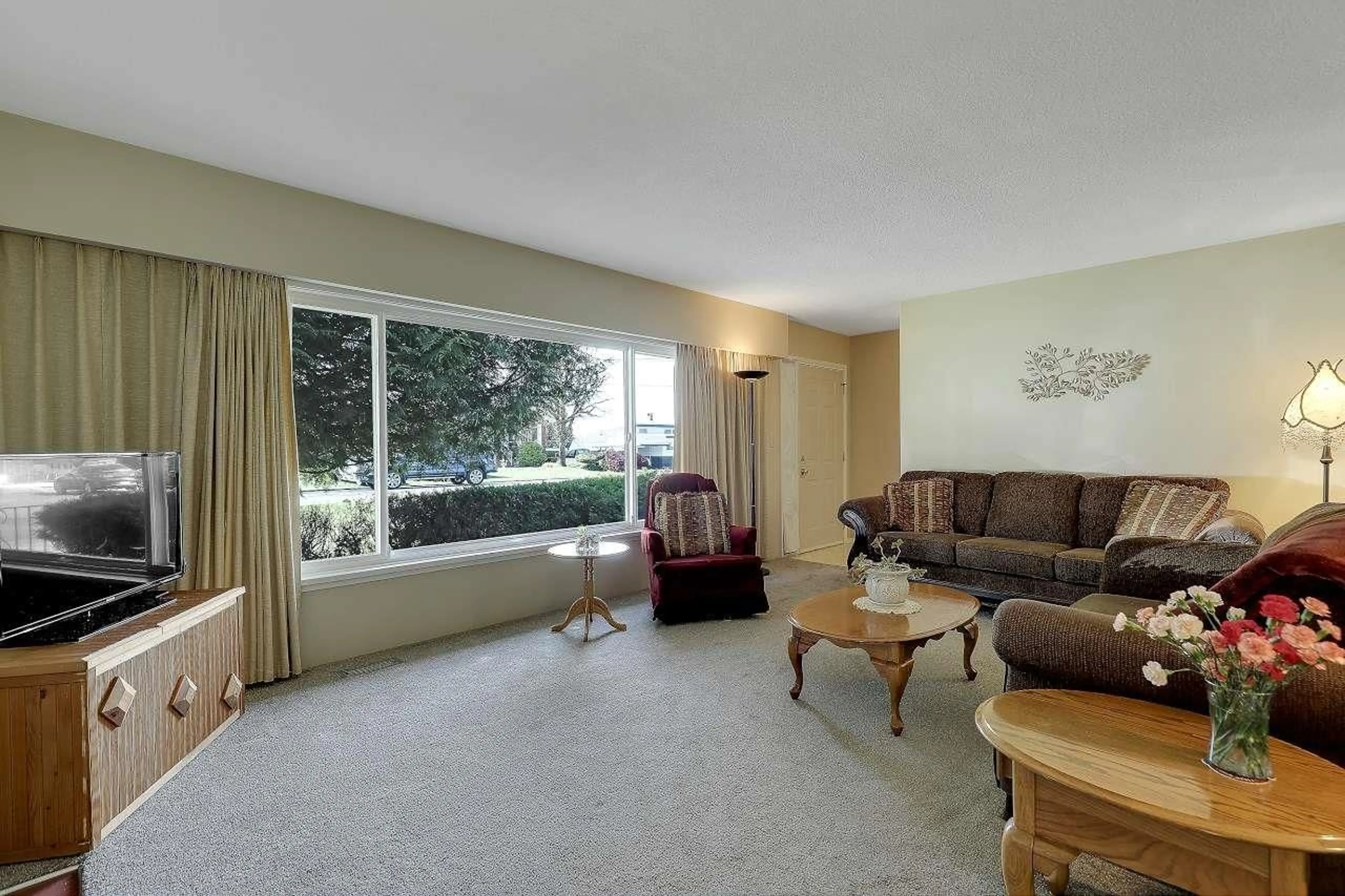Living room with furniture, unknown for 10236 125 STREET, Surrey British Columbia V3V4Y4