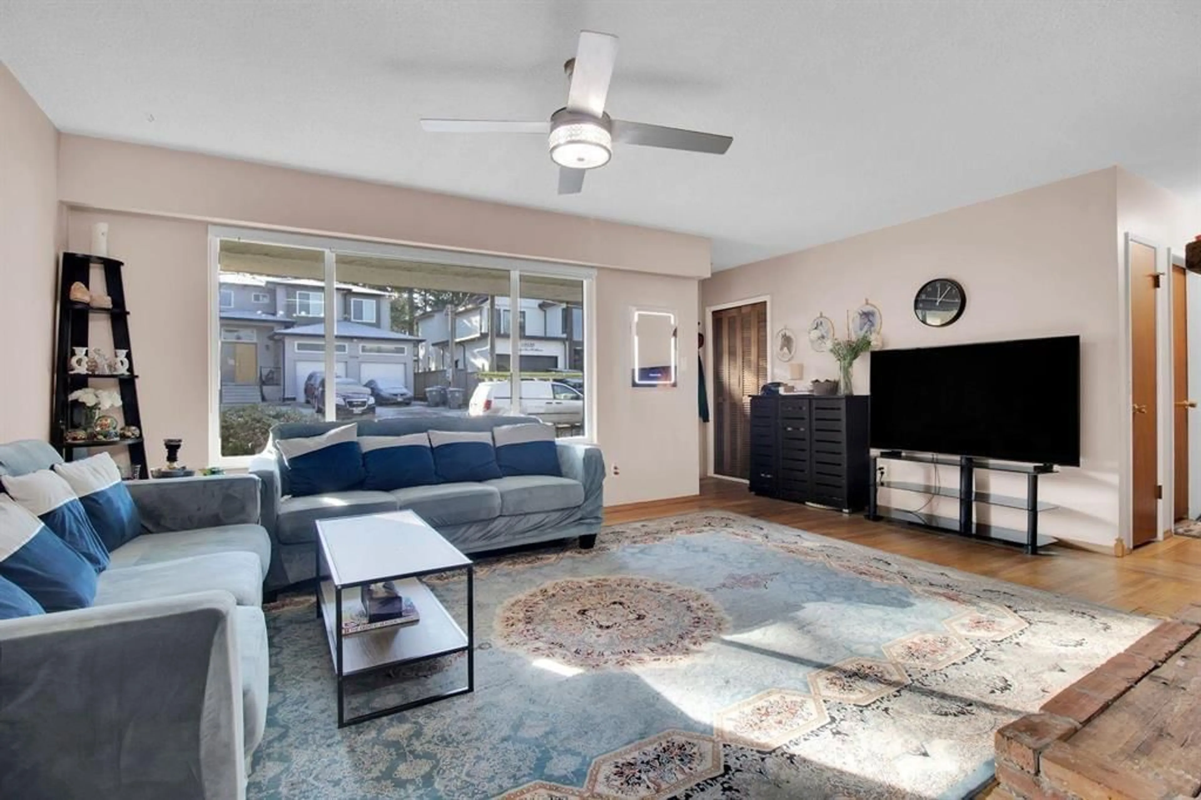 Living room with furniture, unknown for 12533 99A AVENUE, Surrey British Columbia V3V2R6