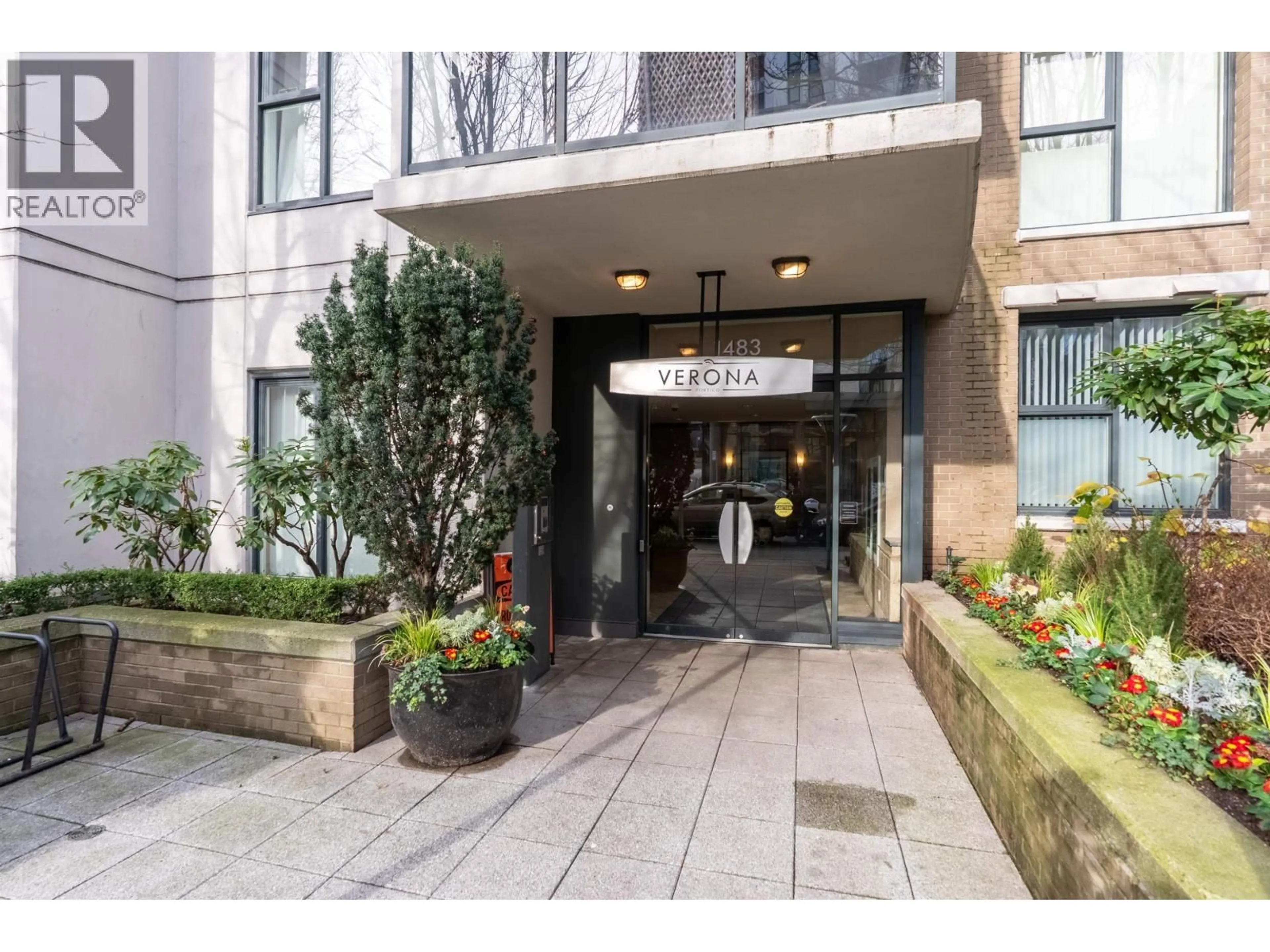 Indoor foyer for 411 - 1483 7TH AVENUE, Vancouver British Columbia V6H4H6