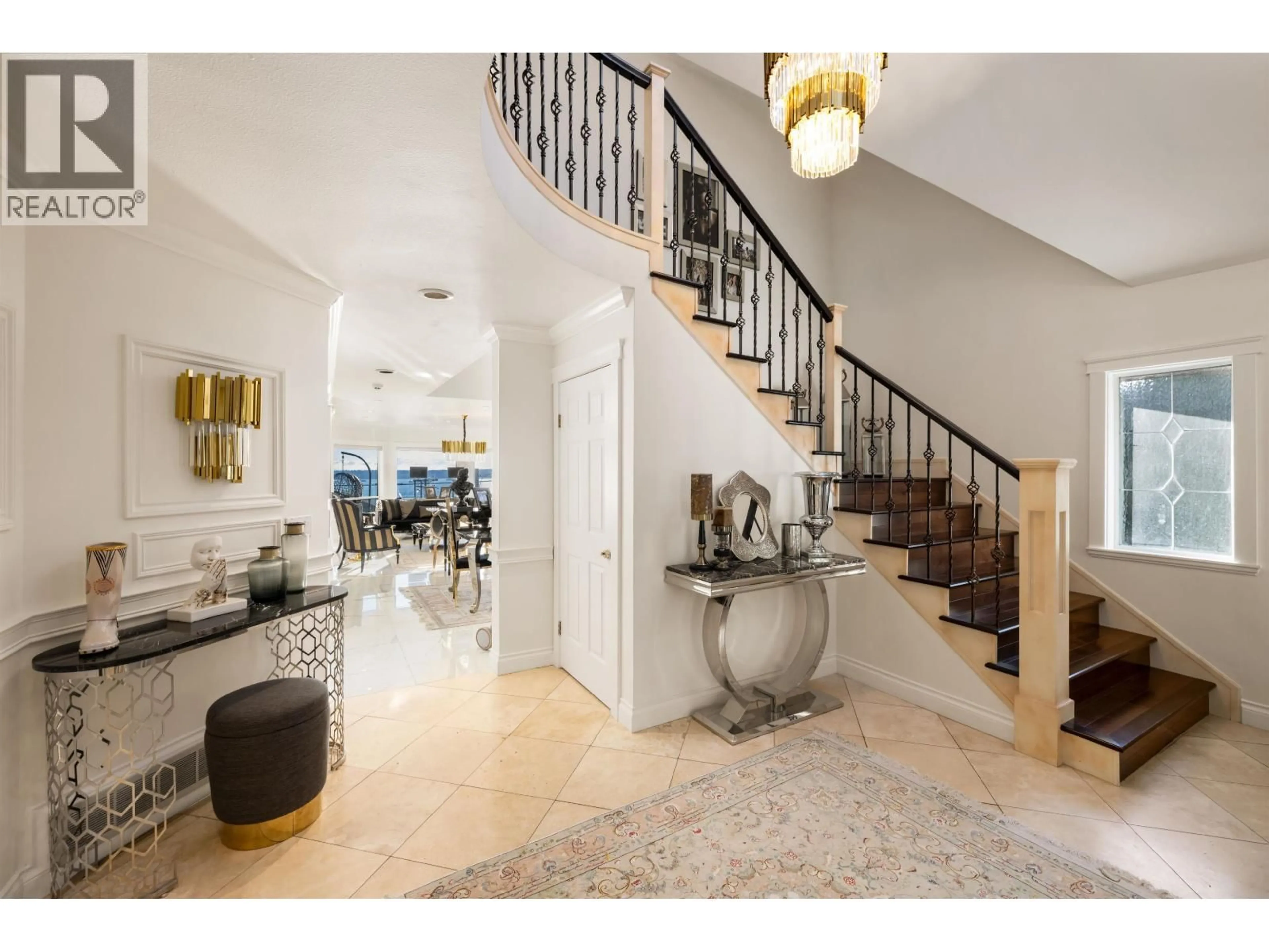 Indoor foyer for 2198 ROSEBERY AVENUE, West Vancouver British Columbia V7V2Z7