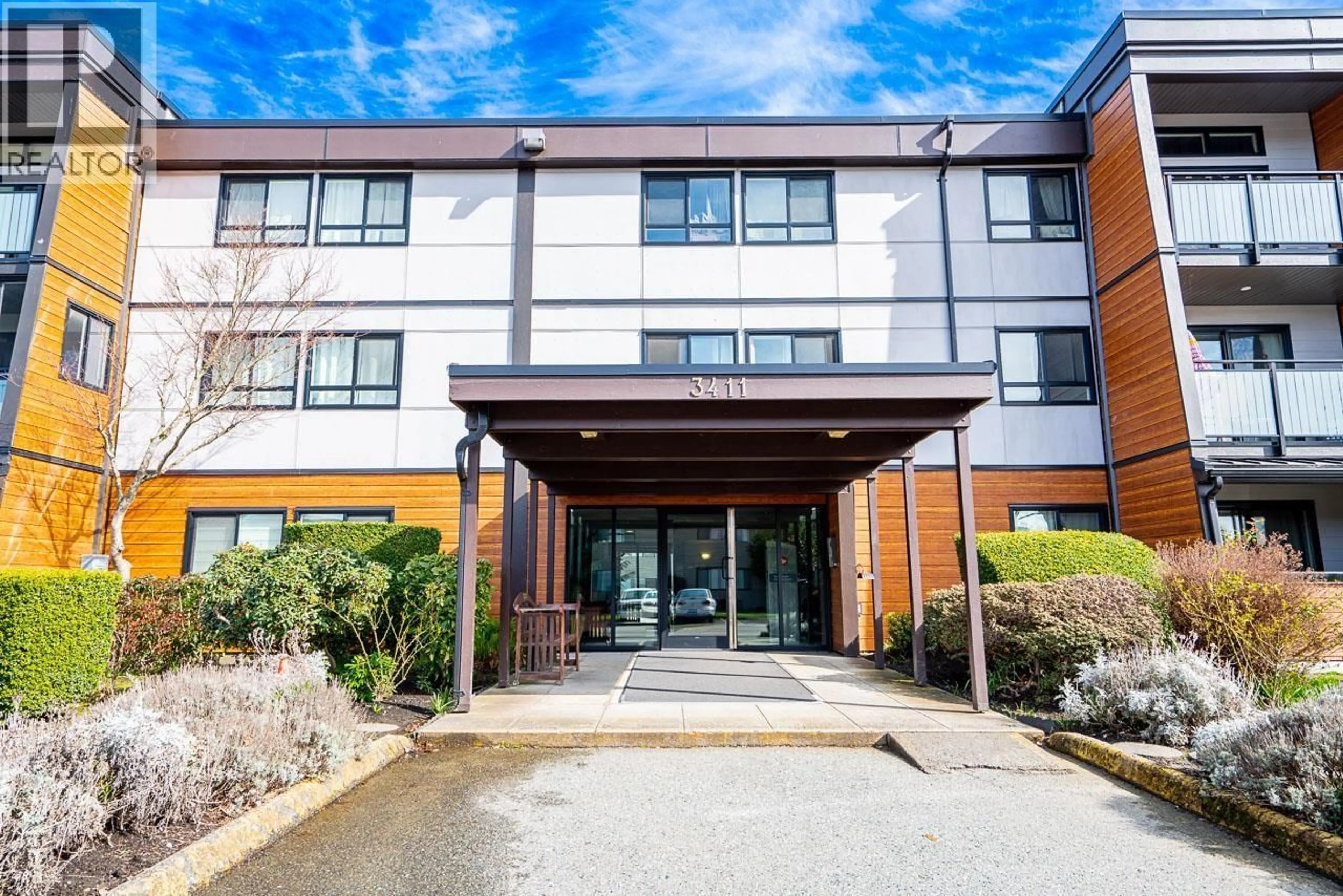 Patio, building for 222 - 3411 SPRINGFIELD DRIVE, Richmond British Columbia V7E1Z1