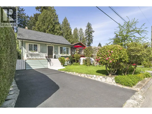 2029 PHILIP AVENUE, North Vancouver 2