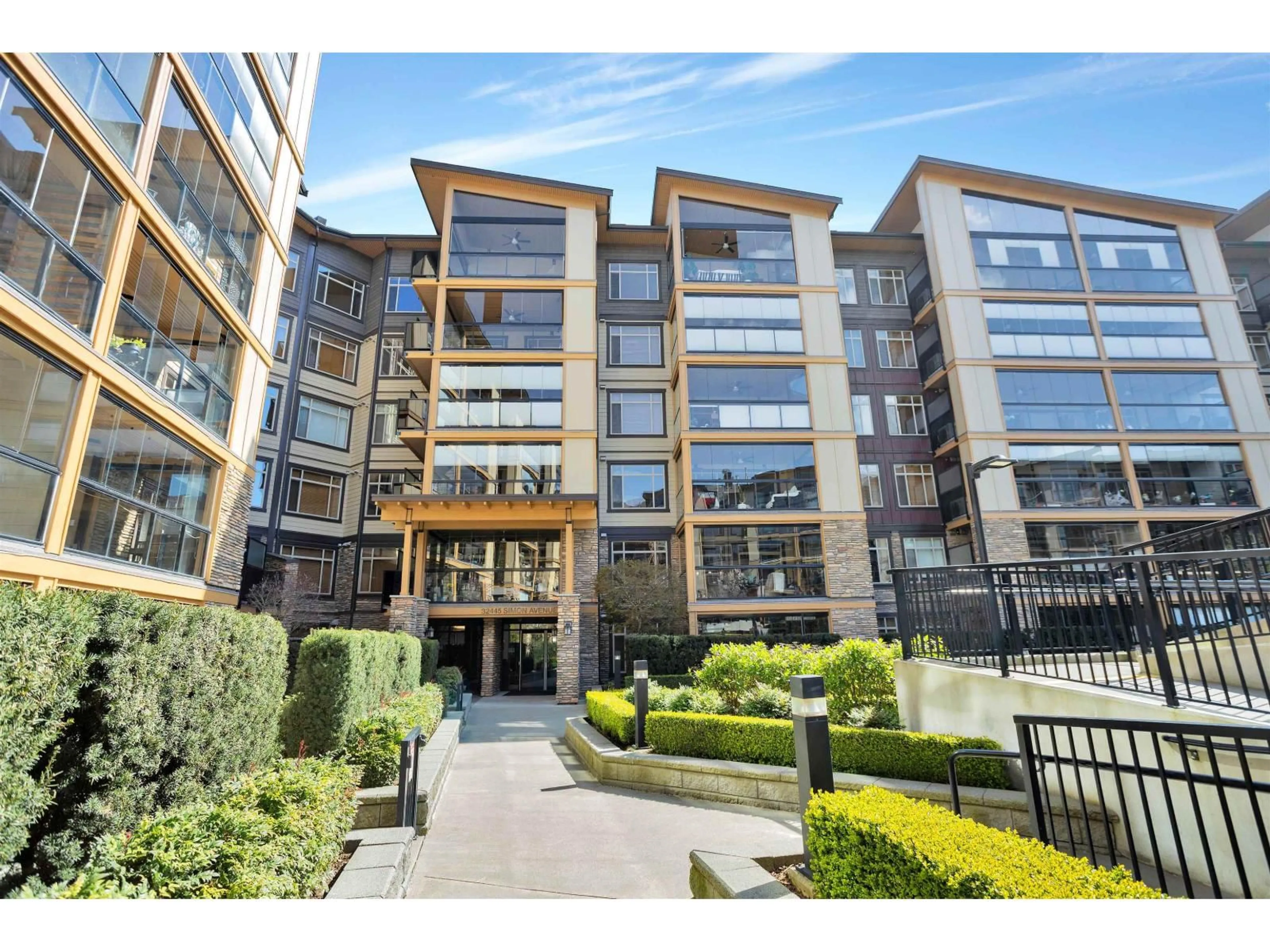 A pic from outside/outdoor area/front of a property/back of a property/a pic from drone, building for 108 - 32445 SIMON AVENUE, Abbotsford British Columbia V2T0G7