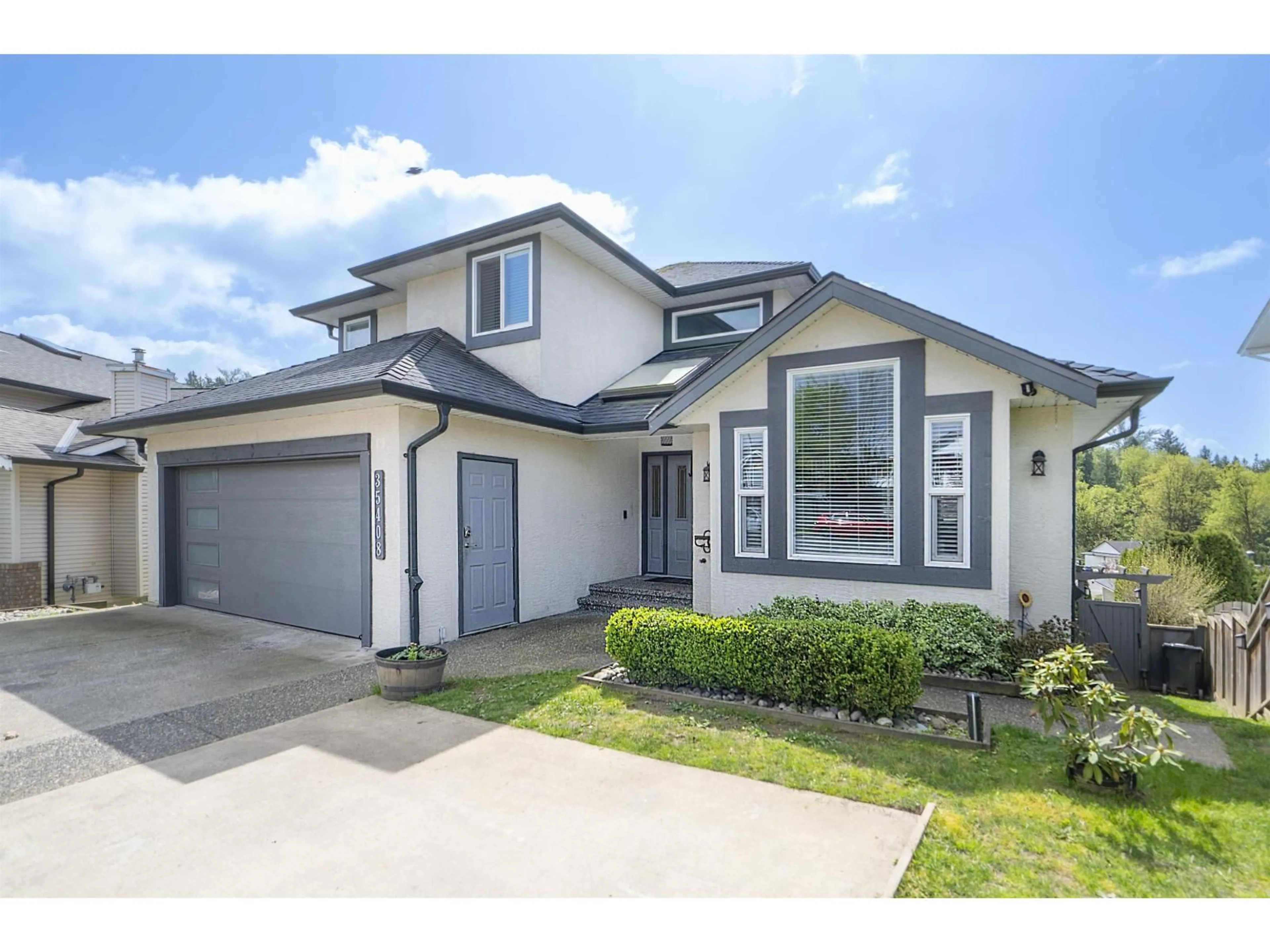 Home with vinyl exterior material, street for 35408 LETHBRIDGE DRIVE, Abbotsford British Columbia V3G1J7