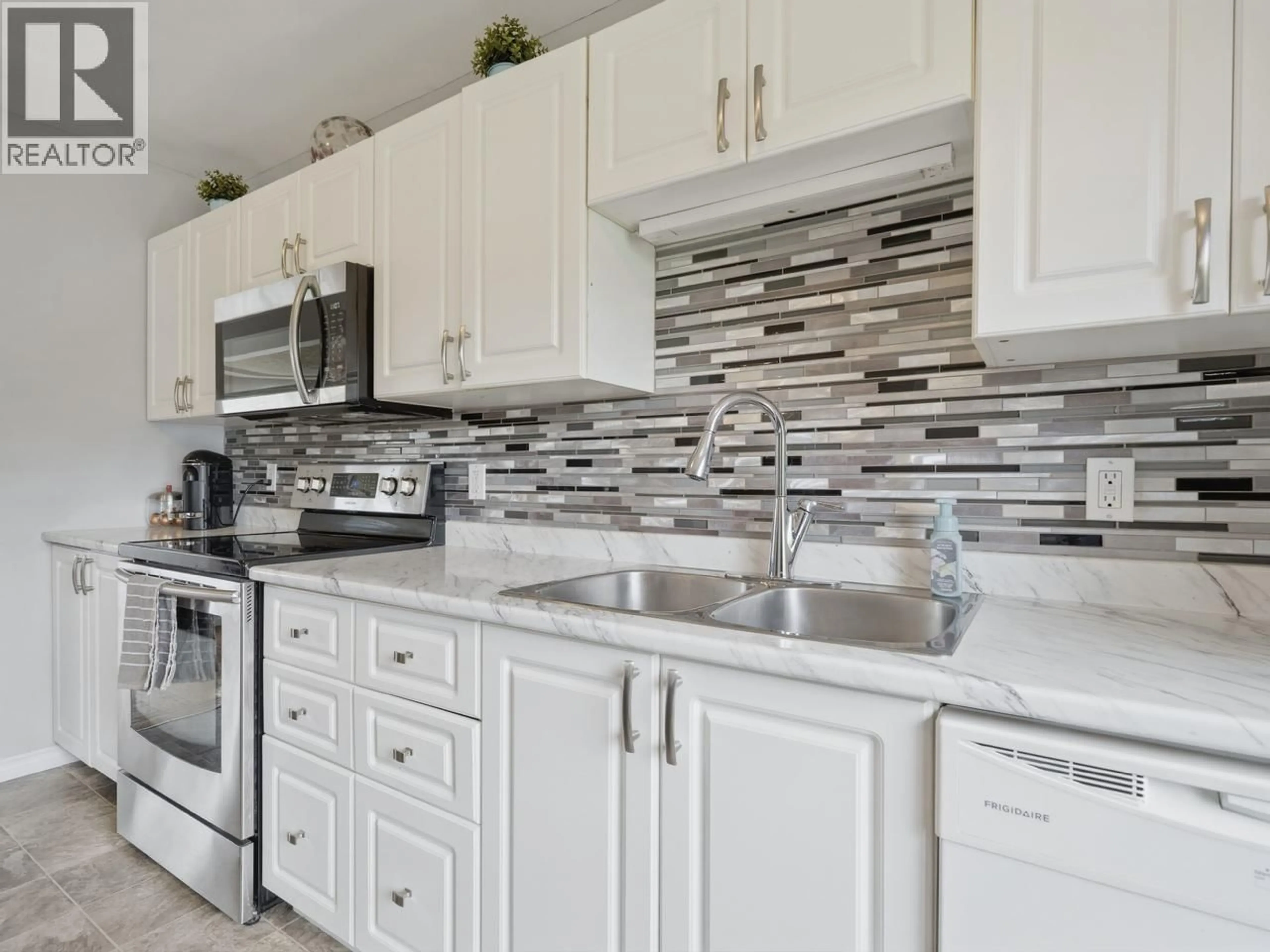 Open concept kitchen, ceramic/tile floor for 1501 EIGHTH AVENUE, New Westminster British Columbia V3M2S5
