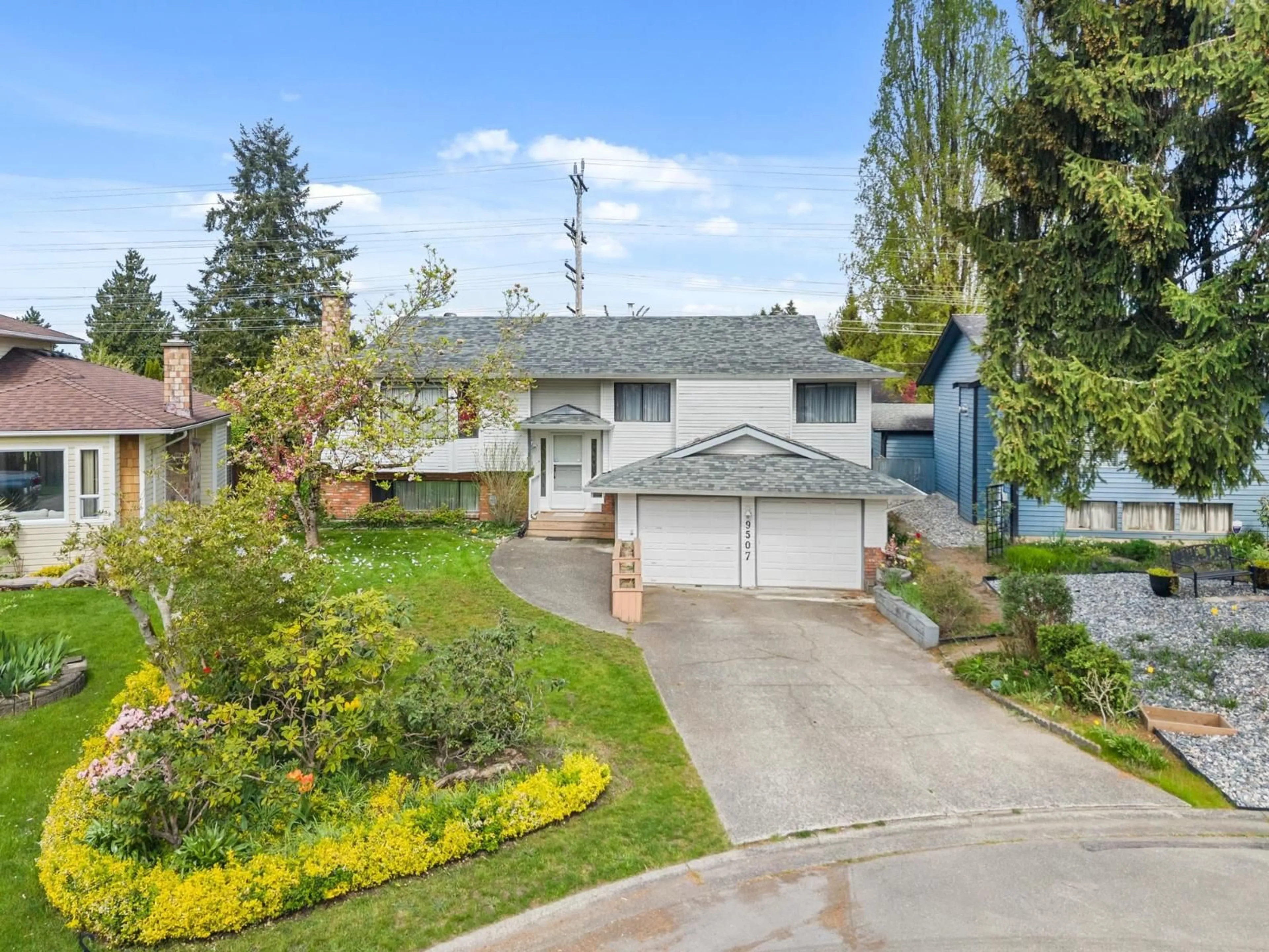 A pic from outside/outdoor area/front of a property/back of a property/a pic from drone, street for 9507 204B STREET, Langley British Columbia V1M1Y9