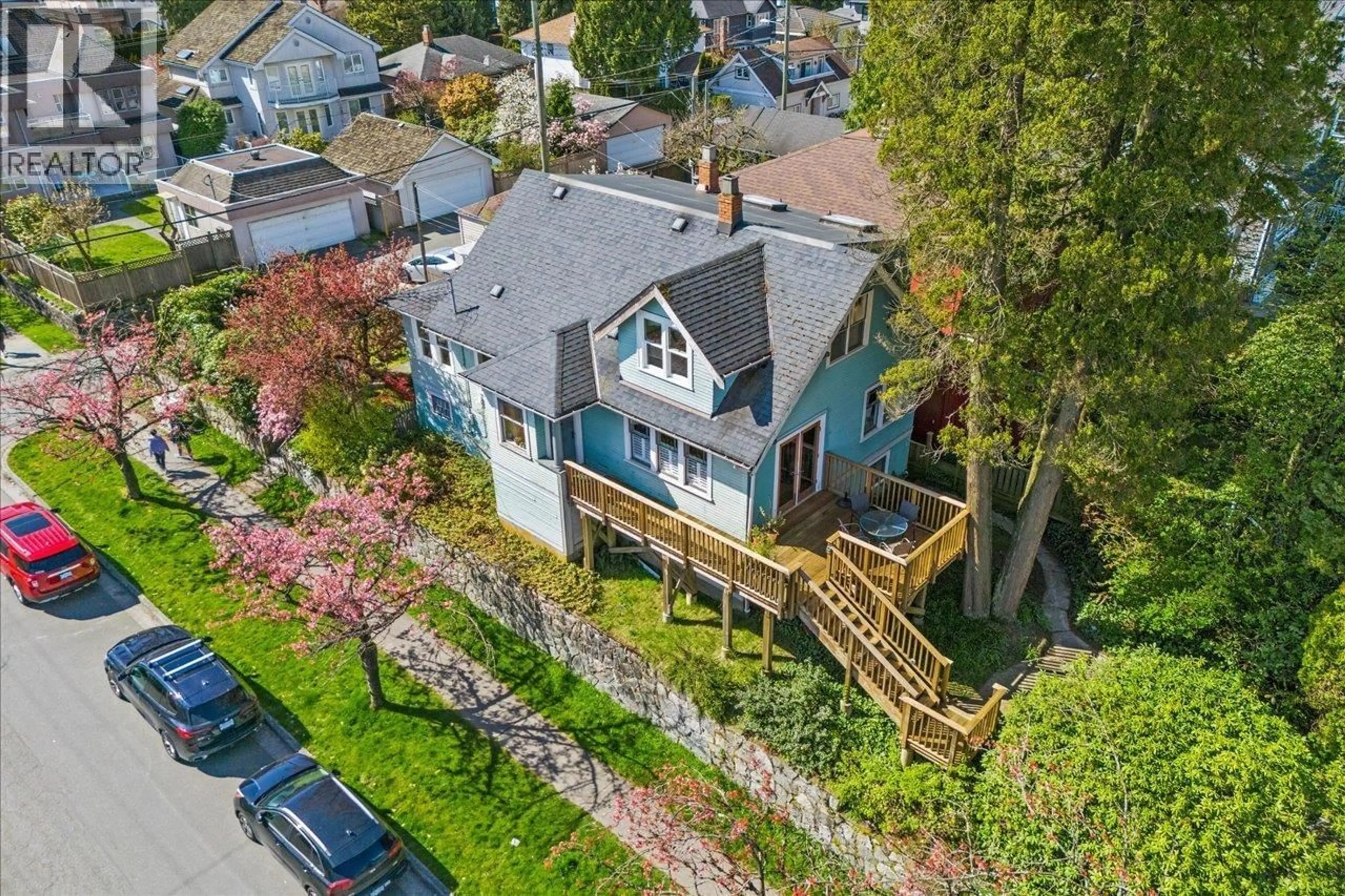 A pic from outside/outdoor area/front of a property/back of a property/a pic from drone, street for 706 24TH AVENUE, Vancouver British Columbia V5Z2B8