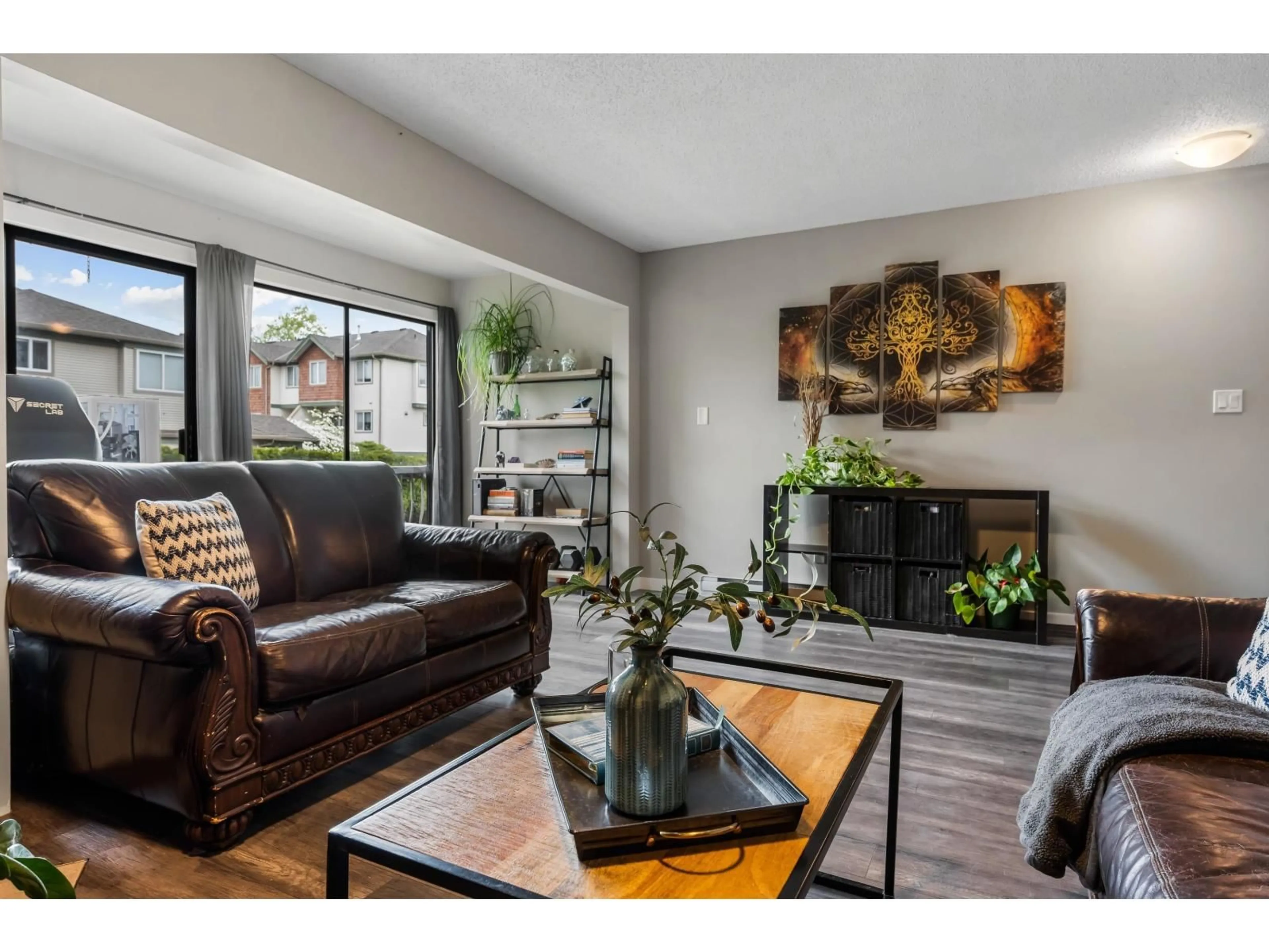 Living room with furniture, wood/laminate floor for 7 - 9446 HAZEL STREET, Chilliwack British Columbia V2P5N1