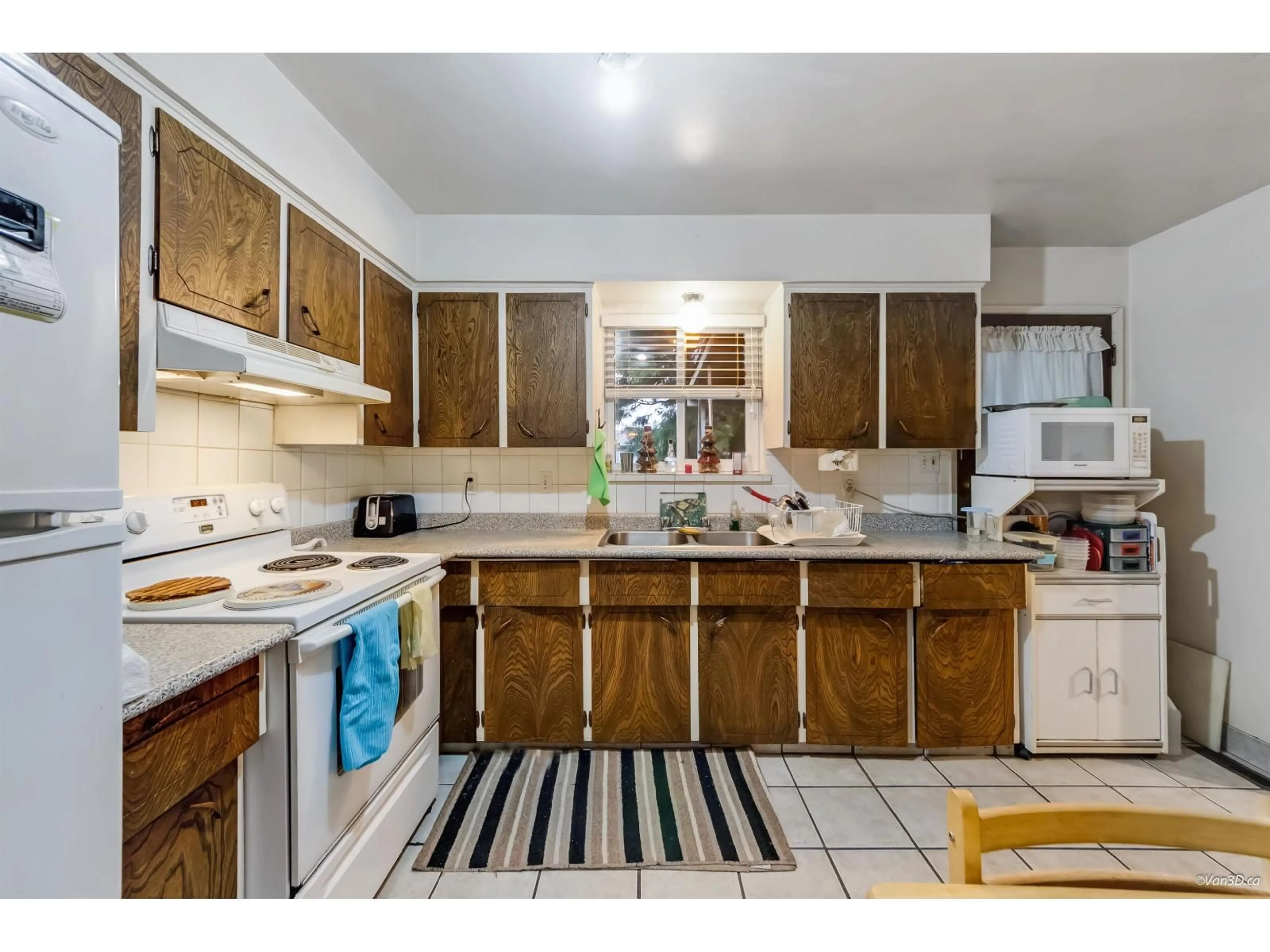 Standard kitchen, ceramic/tile floor for 12513 91 AVENUE, Surrey British Columbia V3V6B4