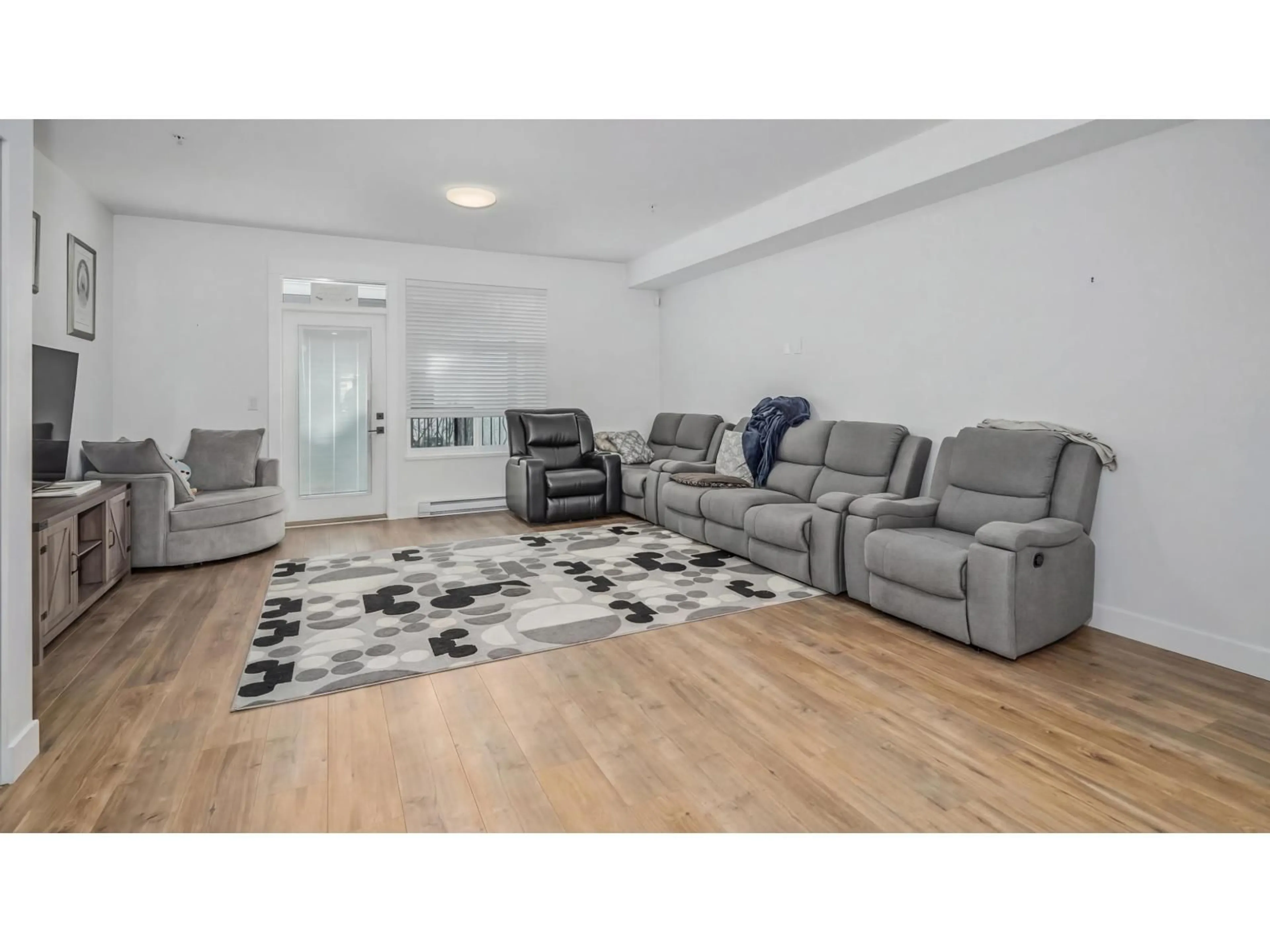 Living room with furniture, unknown for 17 - 21688 52 AVENUE, Langley British Columbia V2Y4K9