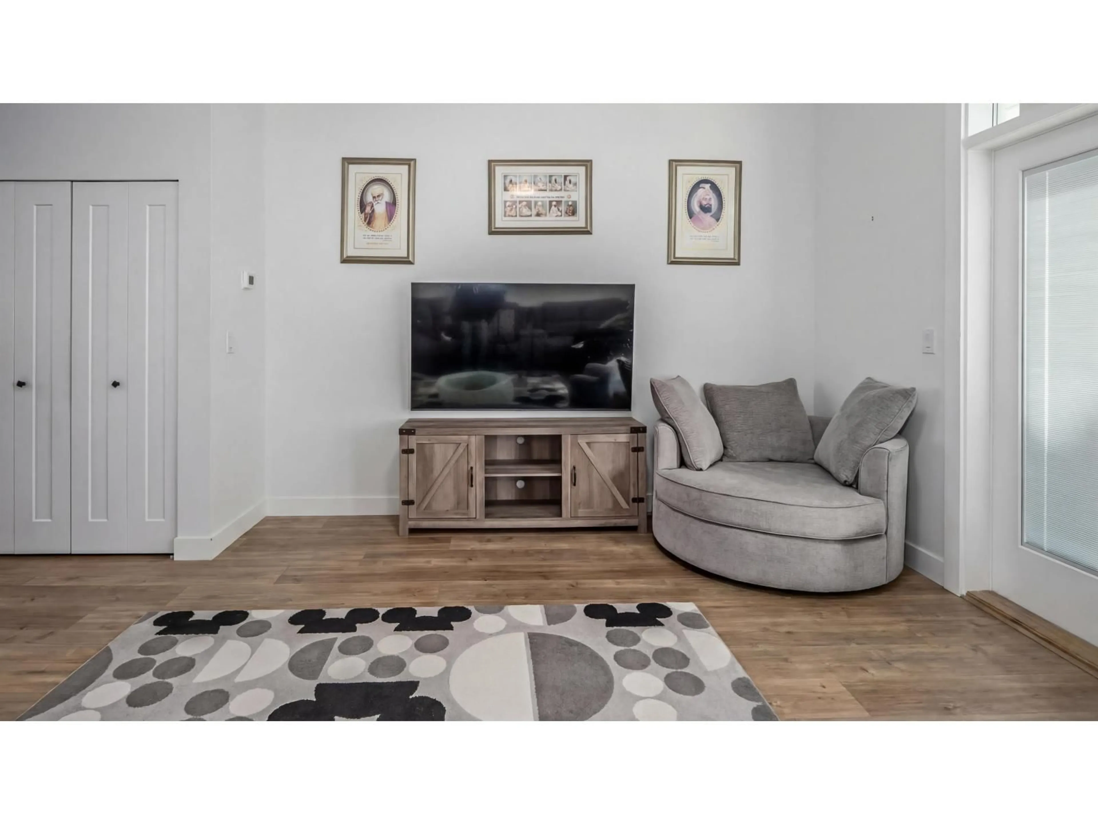 Living room with furniture, wood/laminate floor for 17 - 21688 52 AVENUE, Langley British Columbia V2Y4K9