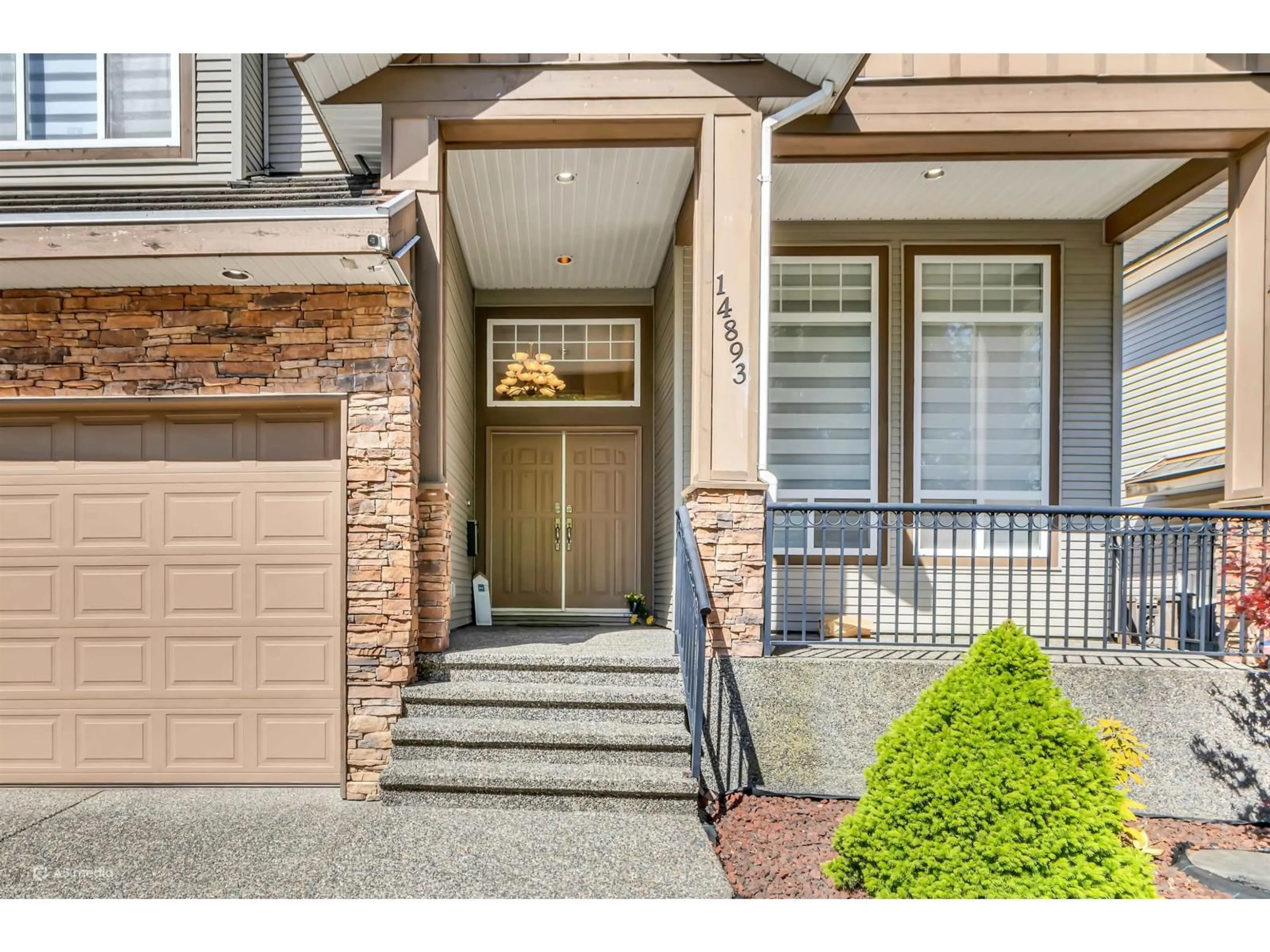Indoor entryway for 14893 67A AVENUE, Surrey British Columbia V3S0P3