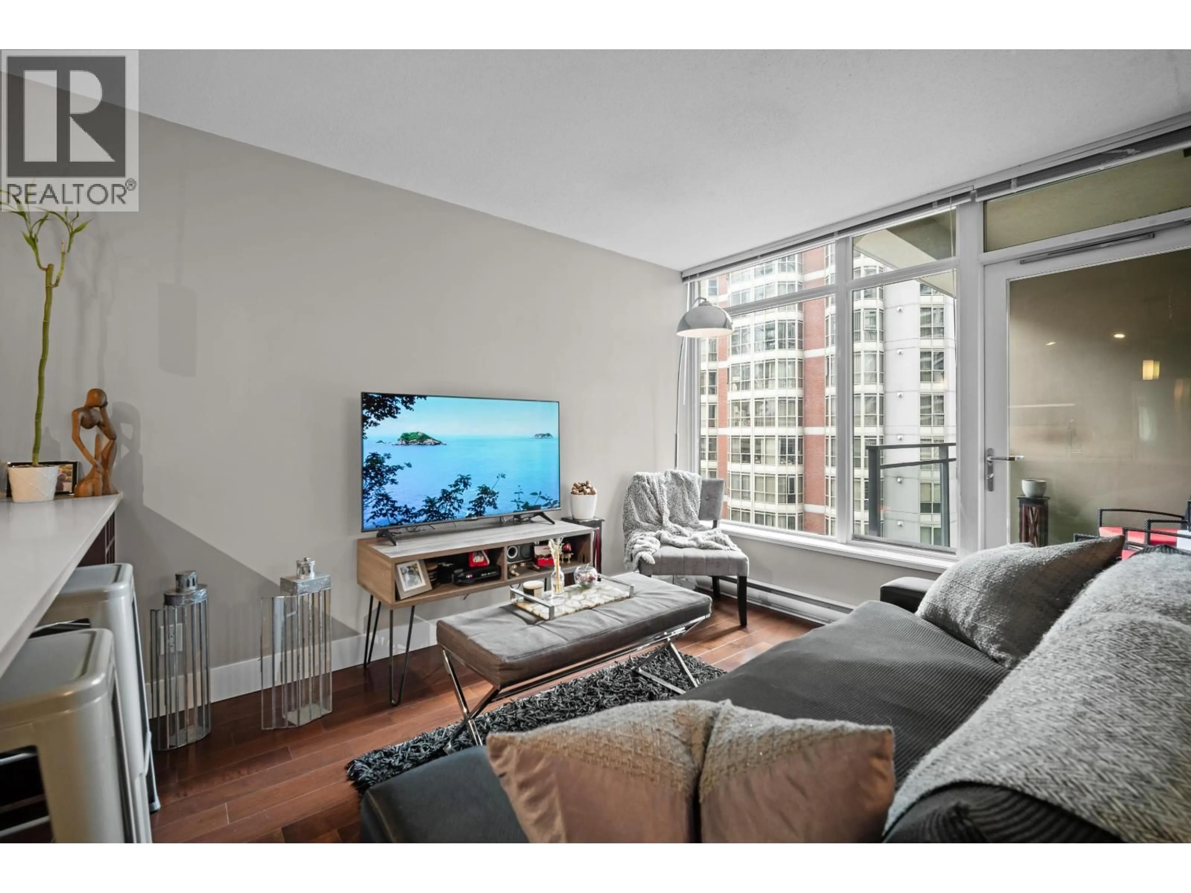 Living room with furniture, unknown for 708 - 888 HOMER STREET, Vancouver British Columbia V6B0H7