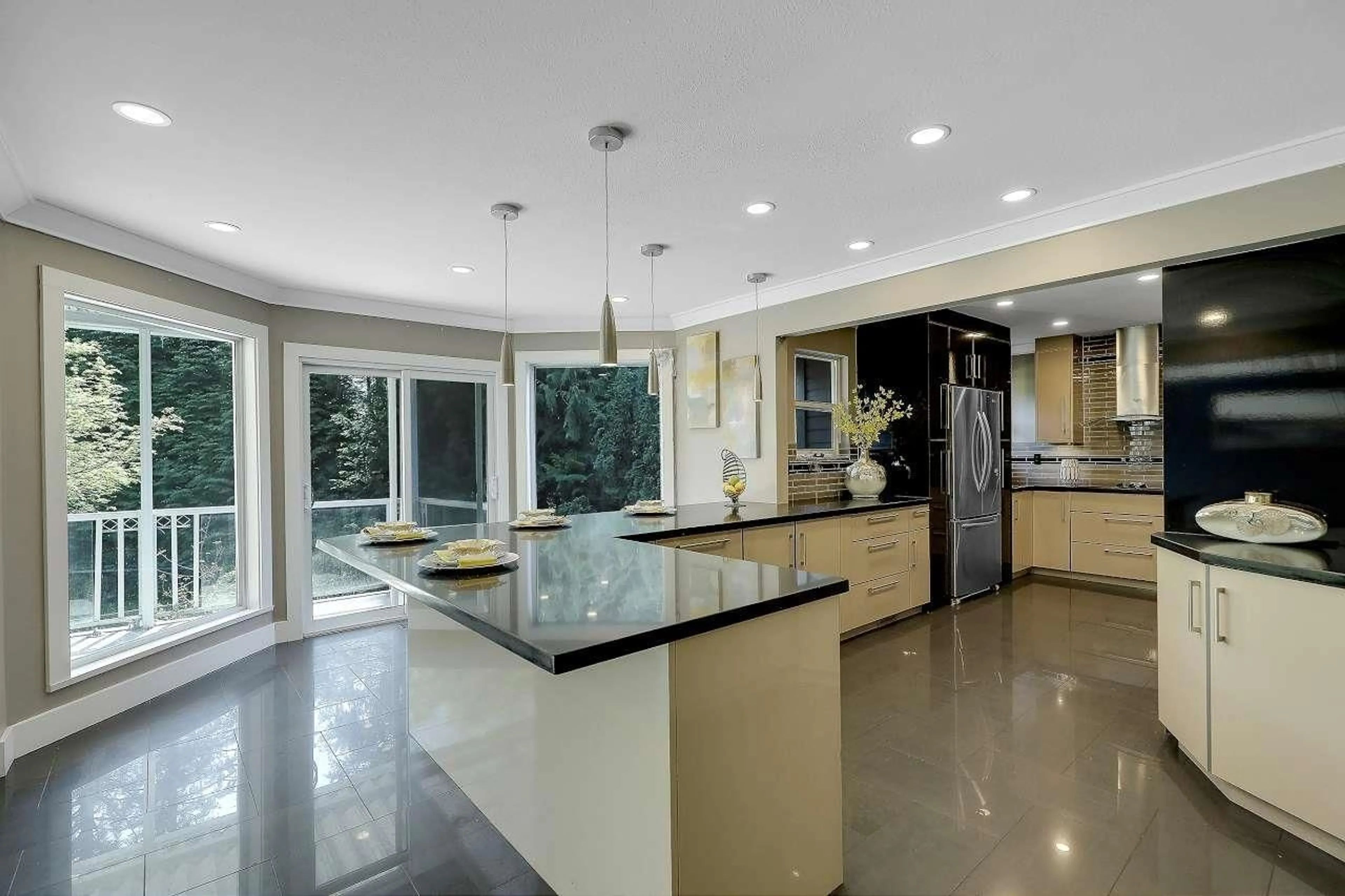 Open concept kitchen, ceramic/tile floor for 15092 73 AVENUE, Surrey British Columbia V3S7A7