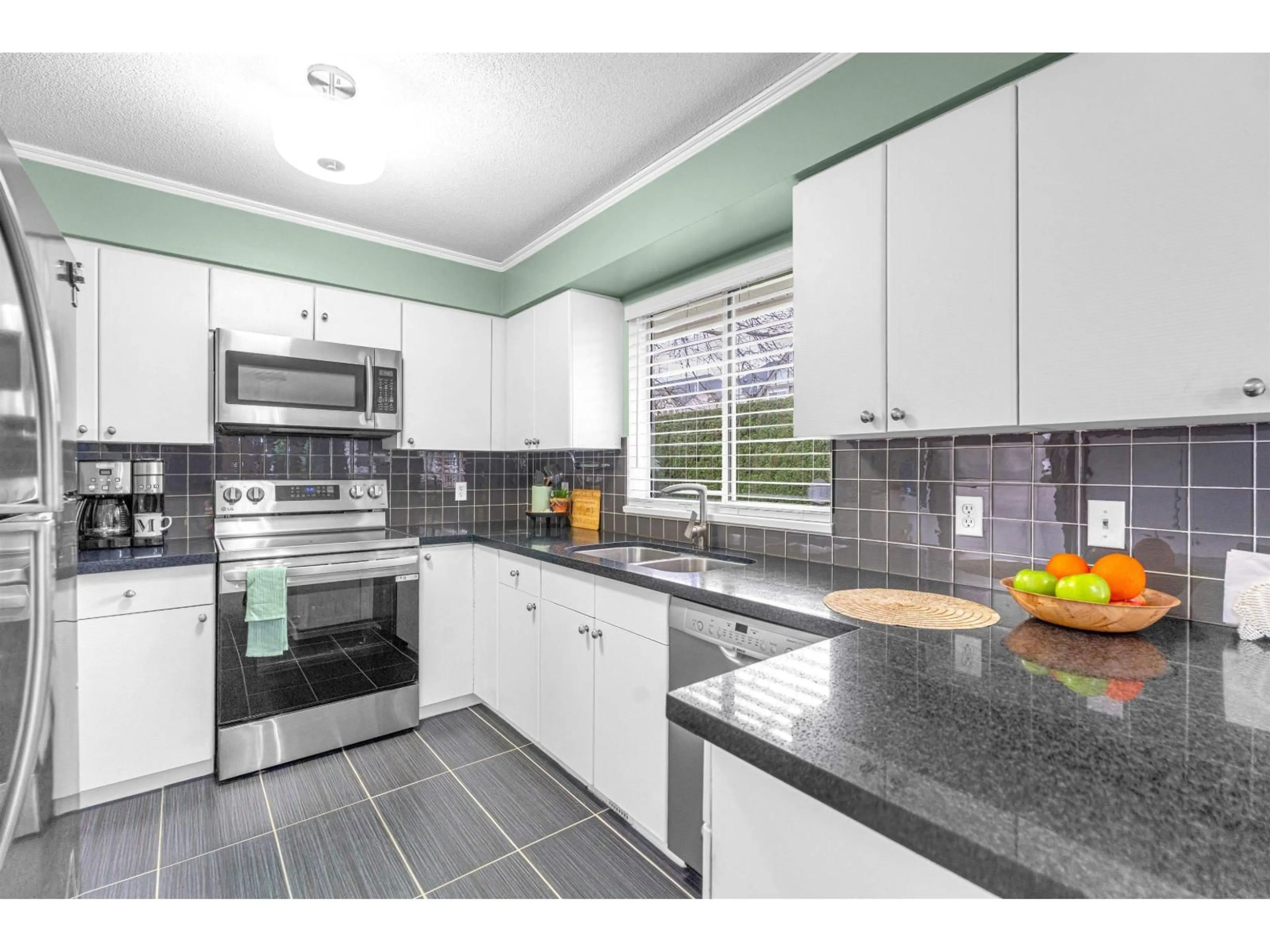 Standard kitchen, ceramic/tile floor for 28 - 10130 155 STREET, Surrey British Columbia V3R0R6