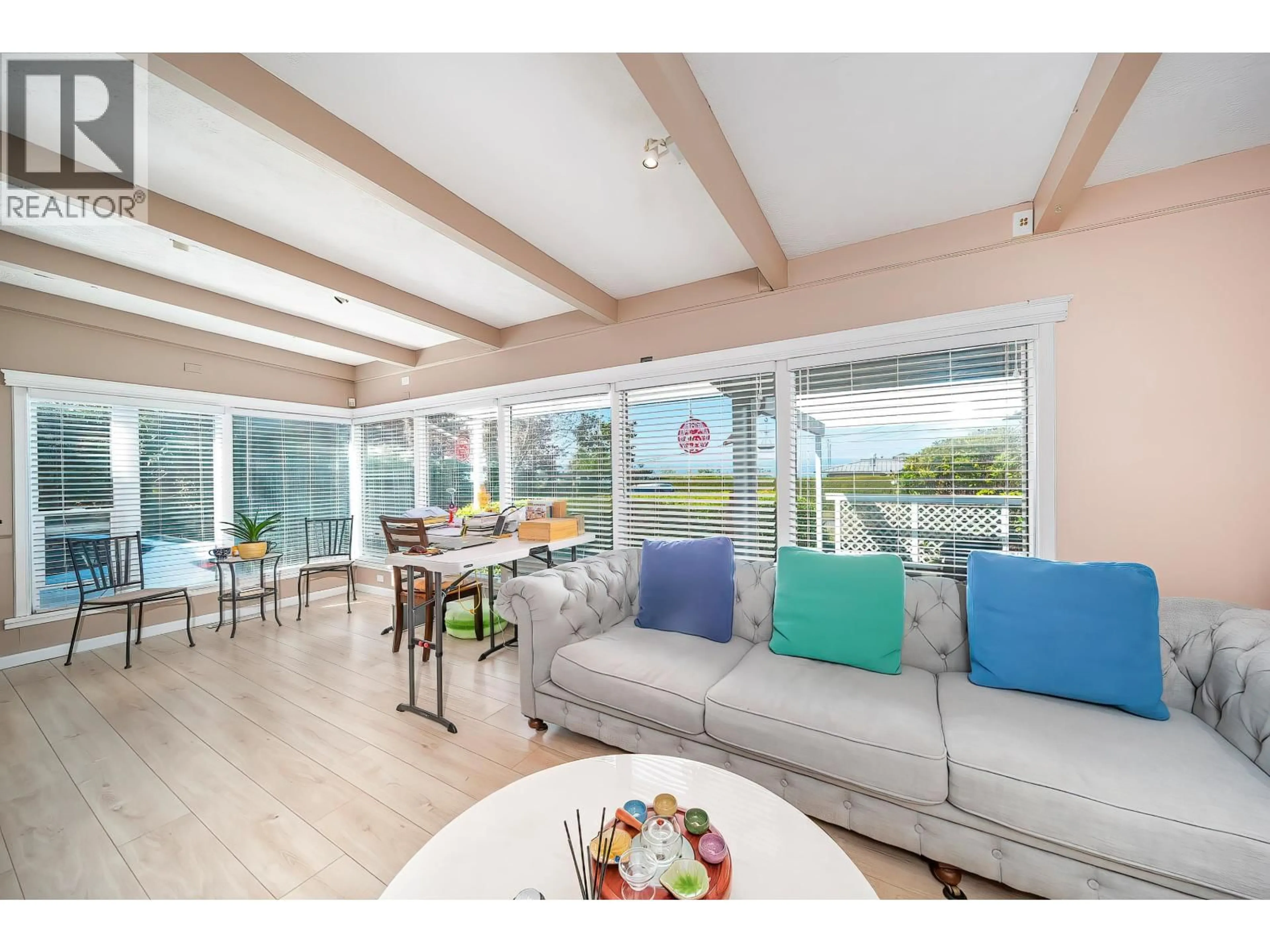 Living room with furniture, wood/laminate floor for 122 GRAHAM DRIVE, Delta British Columbia V4M2J5