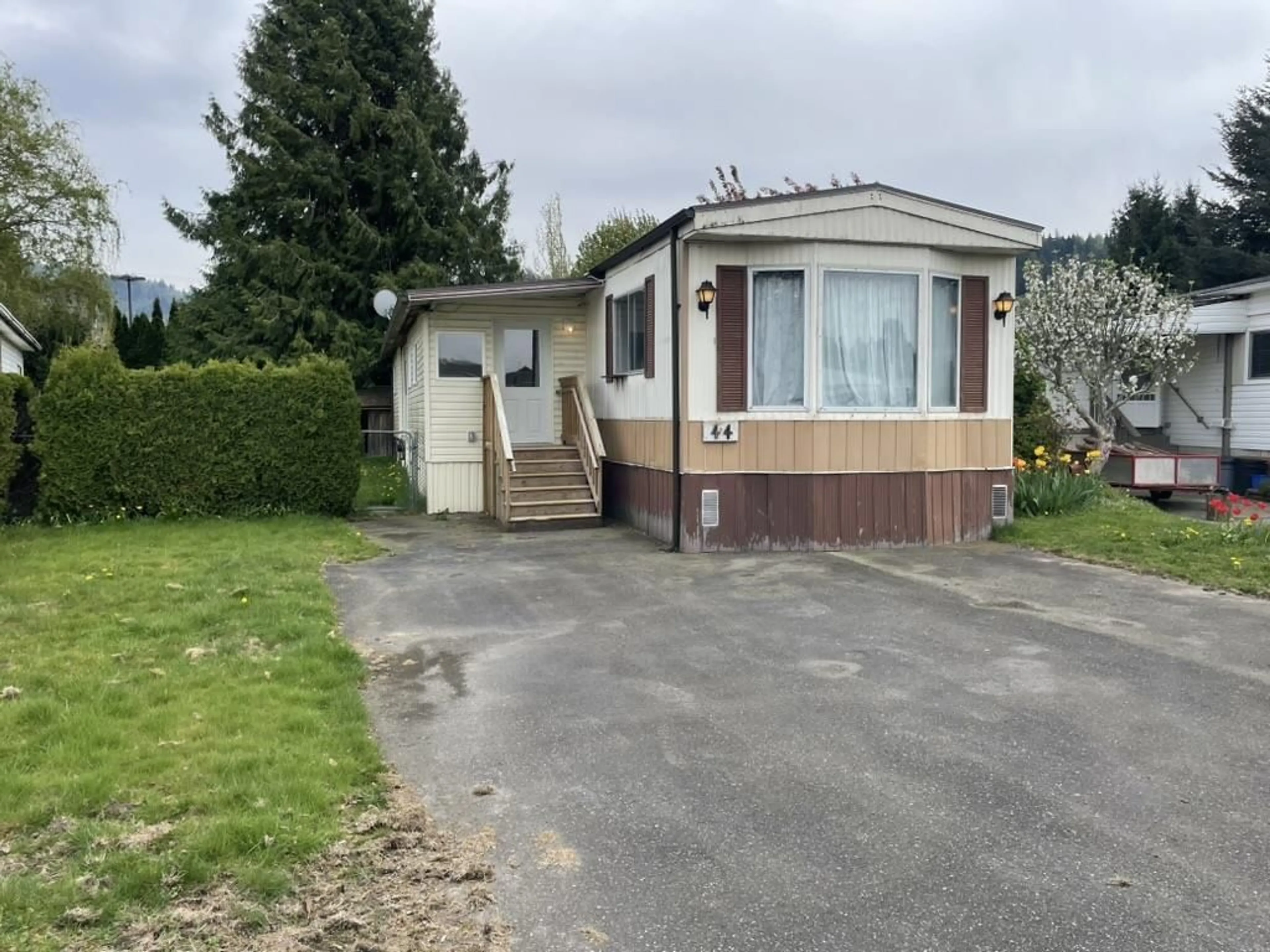 A pic from outside/outdoor area/front of a property/back of a property/a pic from drone, street for 44 - 45640 WATSON ROAD, Chilliwack British Columbia V2R3P8