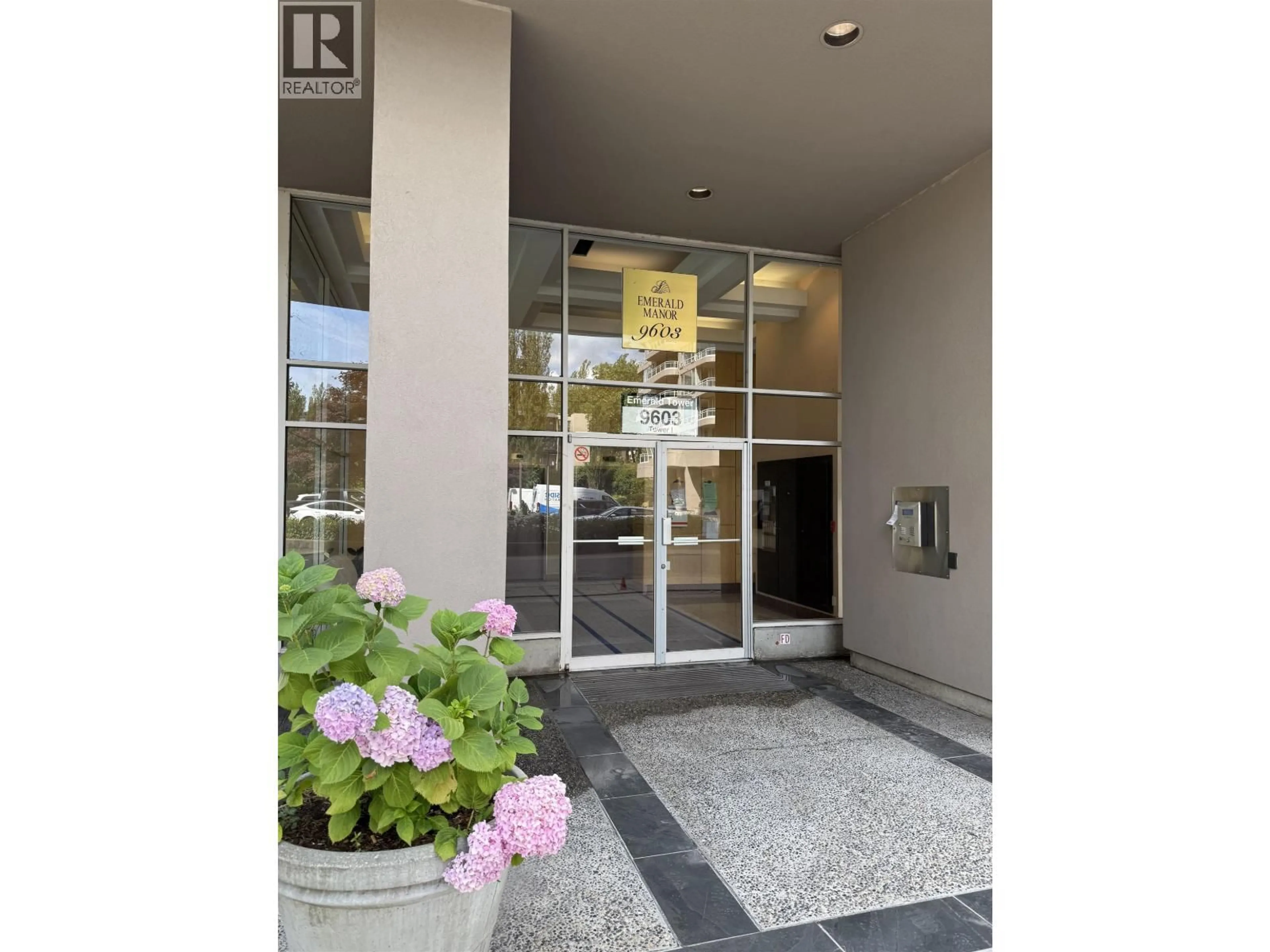 Indoor foyer for 505 - 9603 MANCHESTER DRIVE, Burnaby British Columbia V3N4Y7