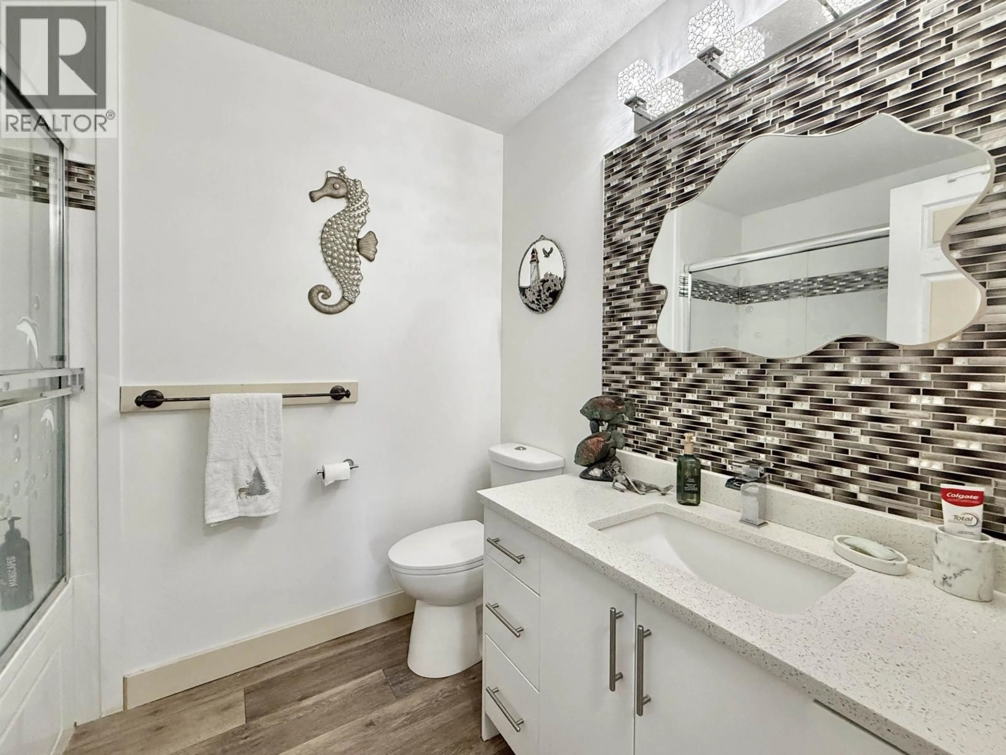 Contemporary bathroom, ceramic/tile floor for 1271 FITCHETT ROAD, Gibsons British Columbia V0N1V4