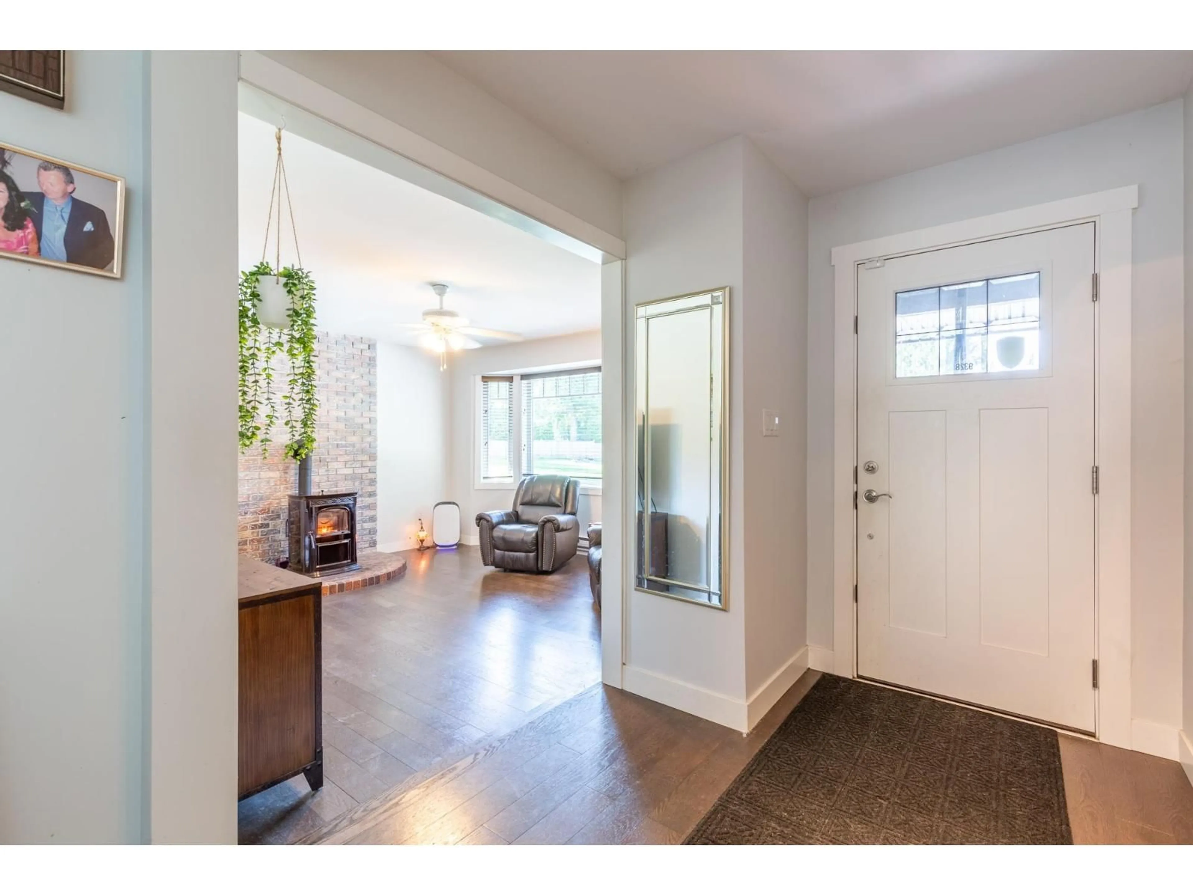 Indoor entryway for 9328 LARKSPUR AVENUE, Mission British Columbia V2V7C9