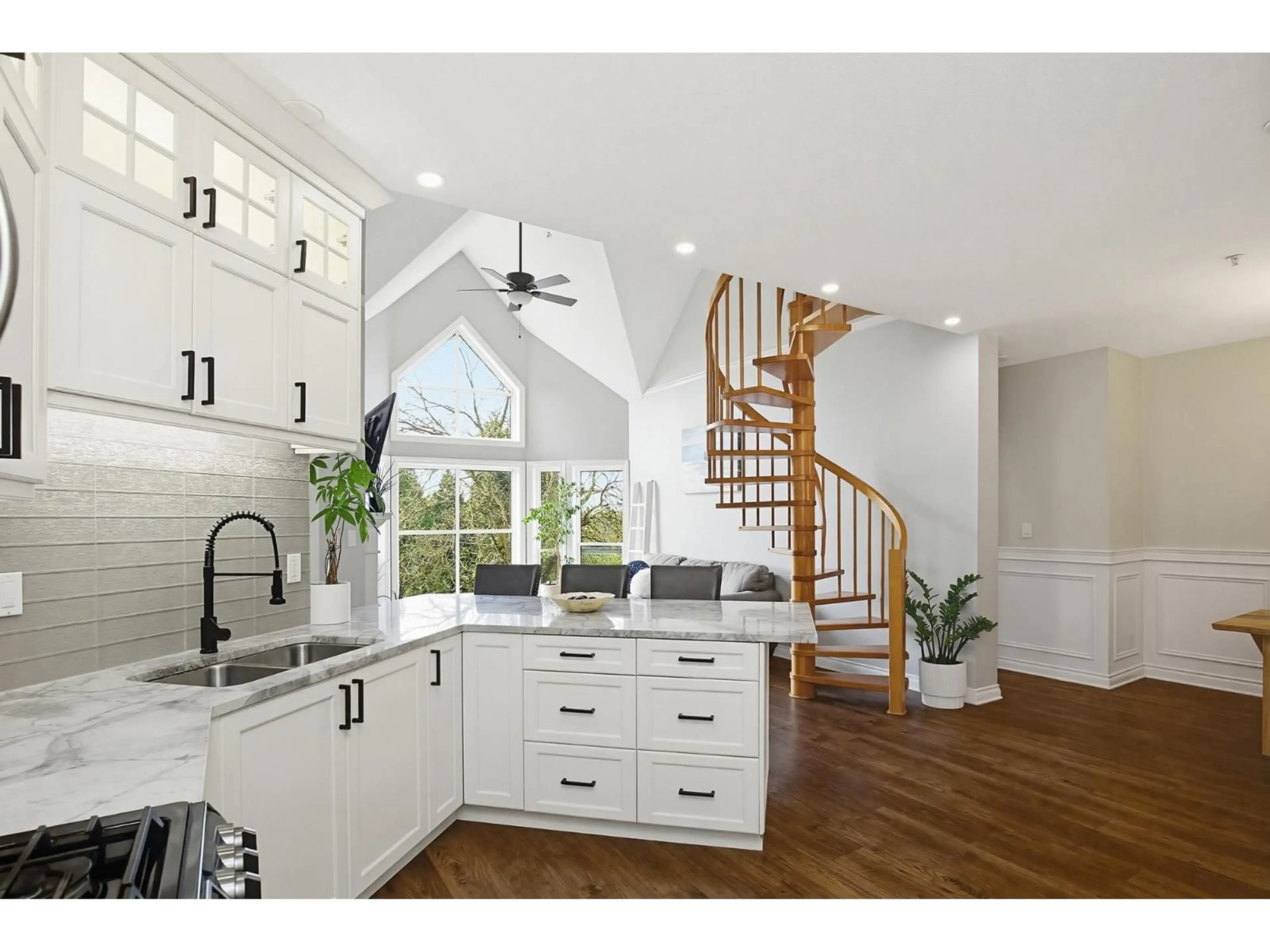 Open concept kitchen, ceramic/tile floor for 502 - 34101 OLD YALE ROAD, Abbotsford British Columbia V2S2K4