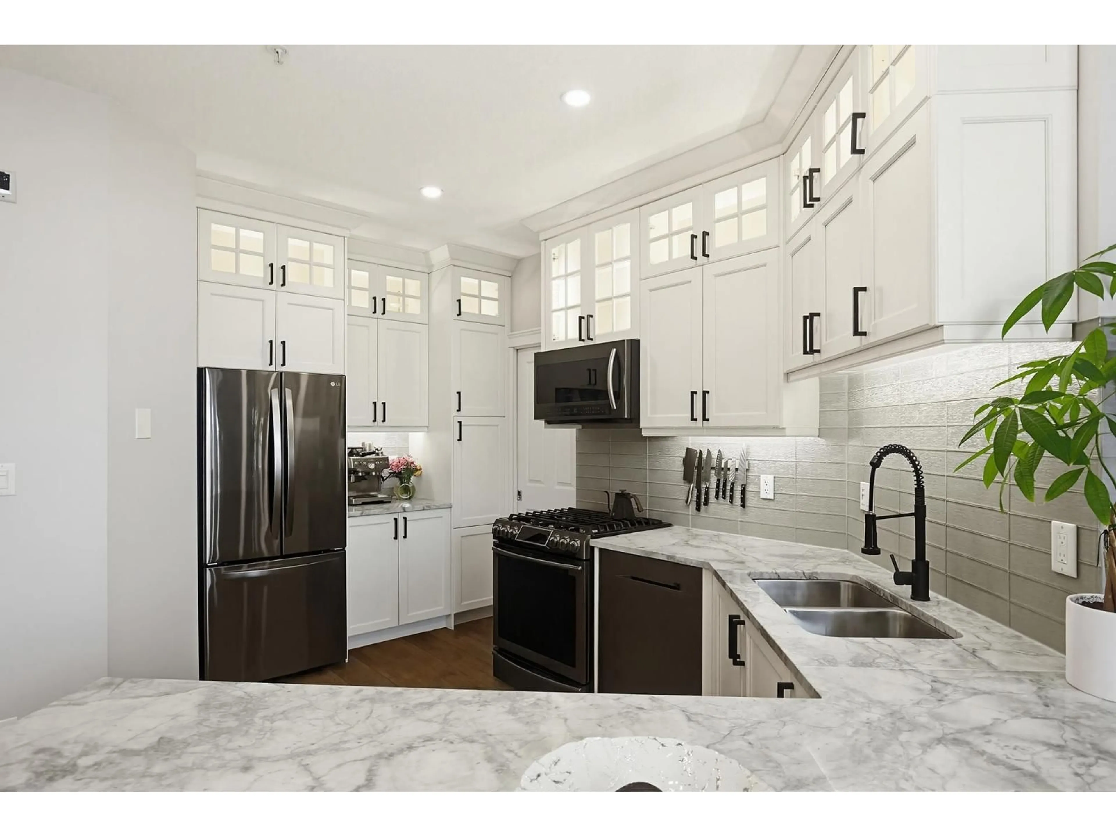 Open concept kitchen, ceramic/tile floor for 502 - 34101 OLD YALE ROAD, Abbotsford British Columbia V2S2K4