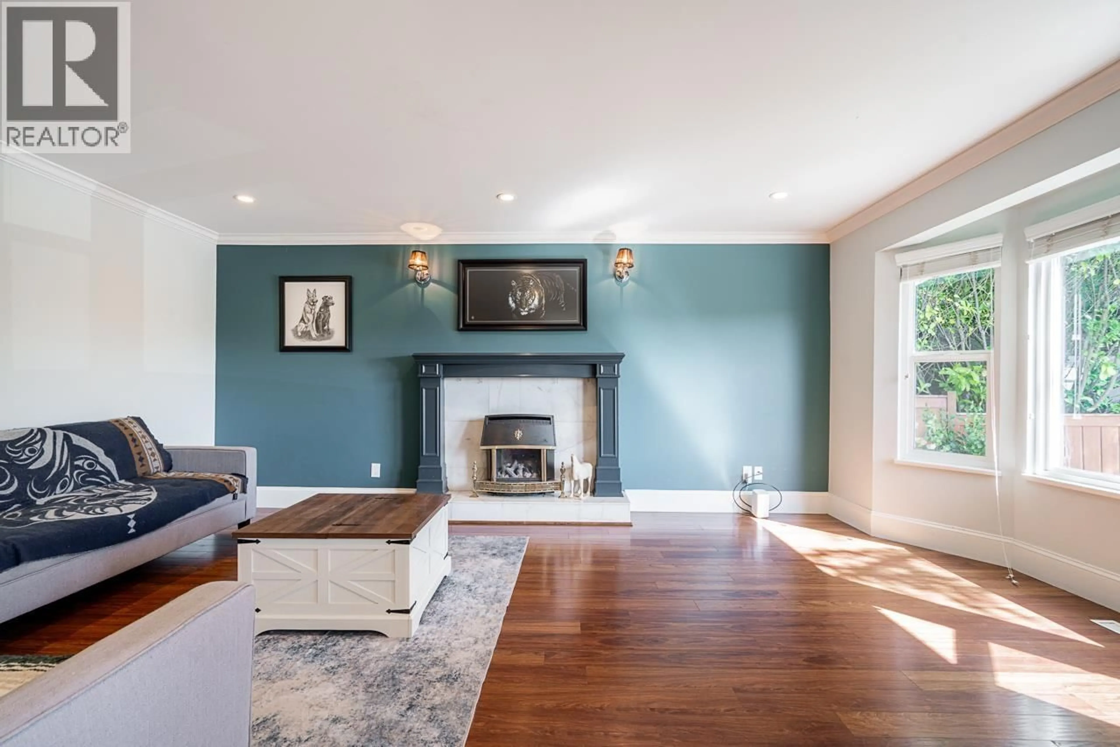 Living room with furniture, wood/laminate floor for 3933 TORONTO STREET, Port Coquitlam British Columbia V3B6M4