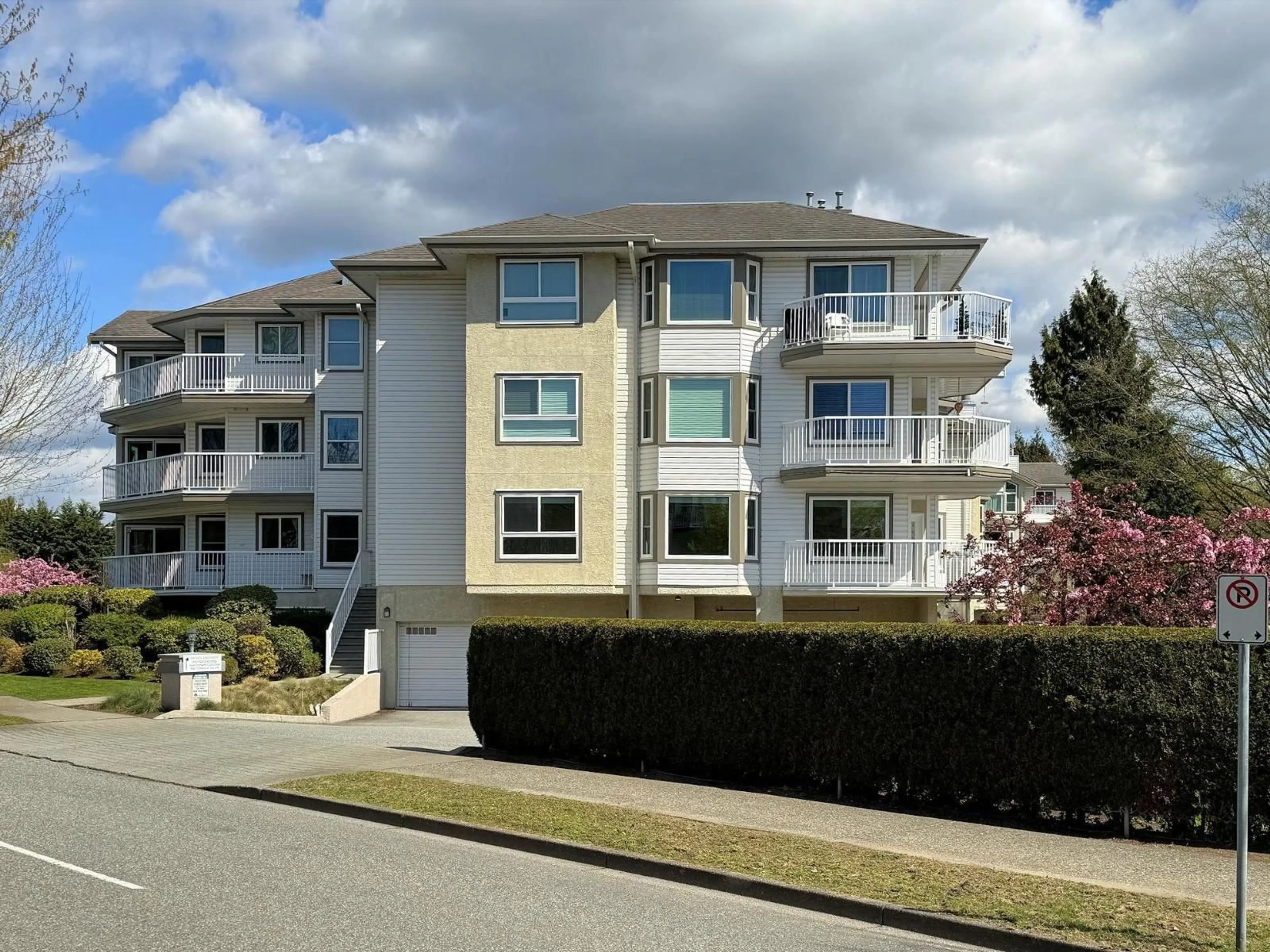 A pic from outside/outdoor area/front of a property/back of a property/a pic from drone, unknown for 118 - 20600 53A AVENUE, Langley British Columbia V3A8C2